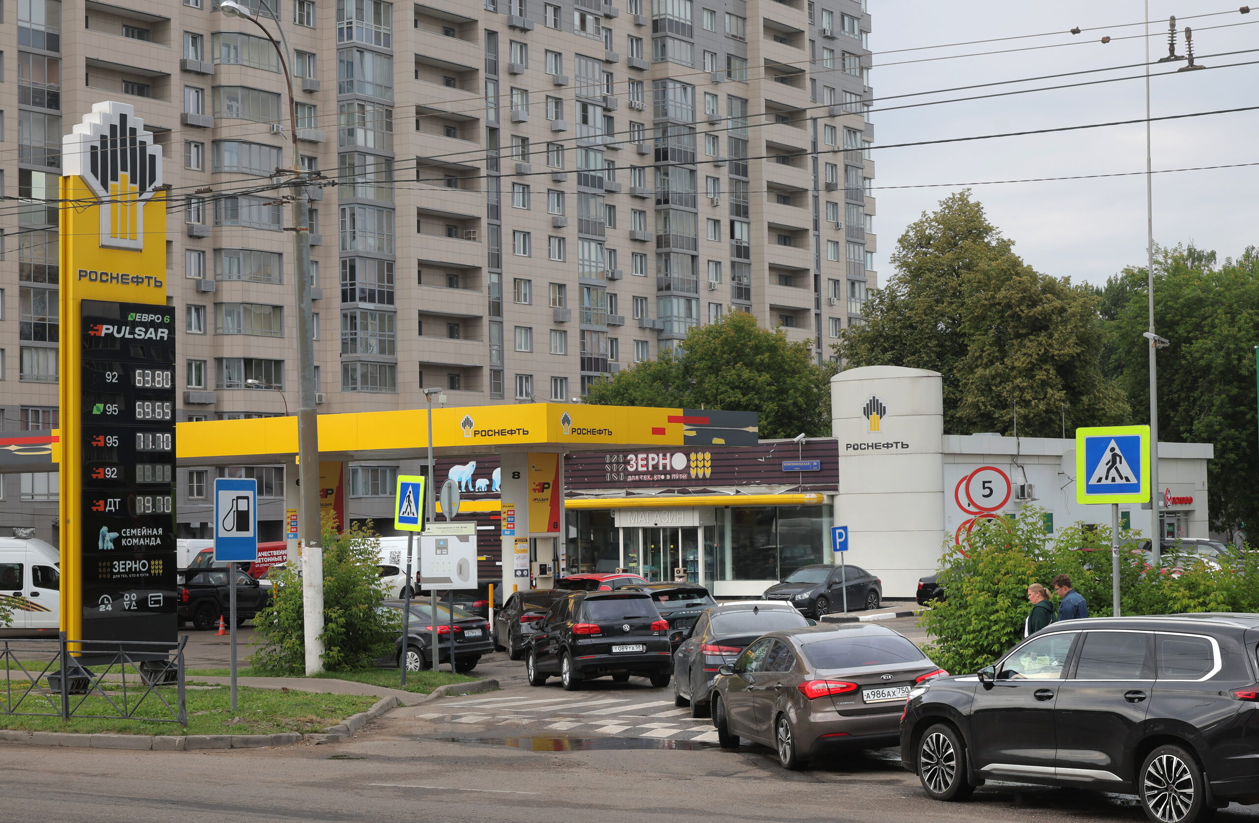 Cars line up at a Rosneft gas station outside Moscow, Russia, 29 June 2026. Russian President Vladimir Putin stated the need to take systemic measures to stabilize the fuel market during a meeting on fuel supply to the domestic market on June 28.