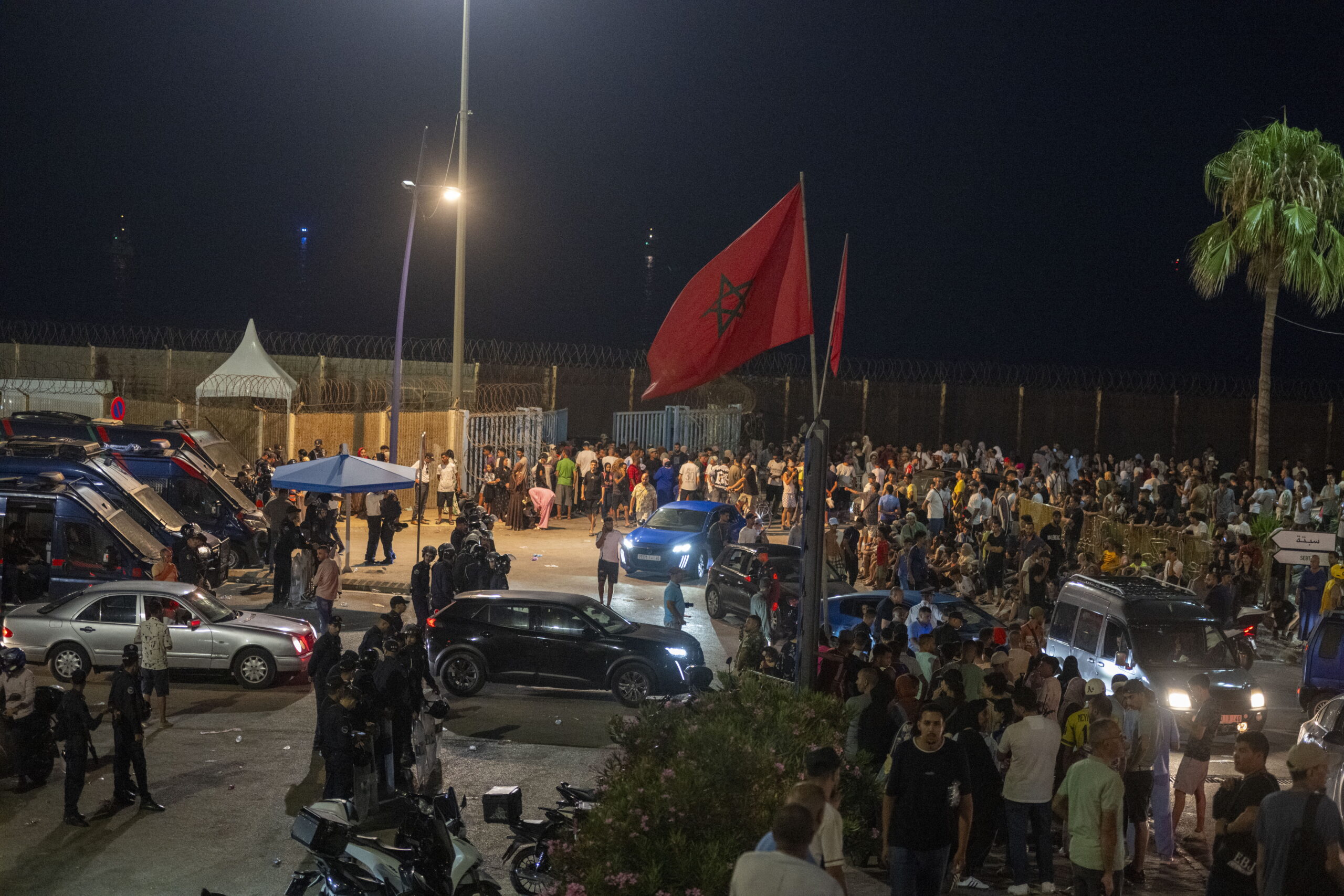 Χάος στη Θέουτα: Χιλιάδες μετανάστες πέρασαν από το Μαρόκο – 18 νεκροί, στρατός και σύγκρουση Ισπανίας–Ιταλίας