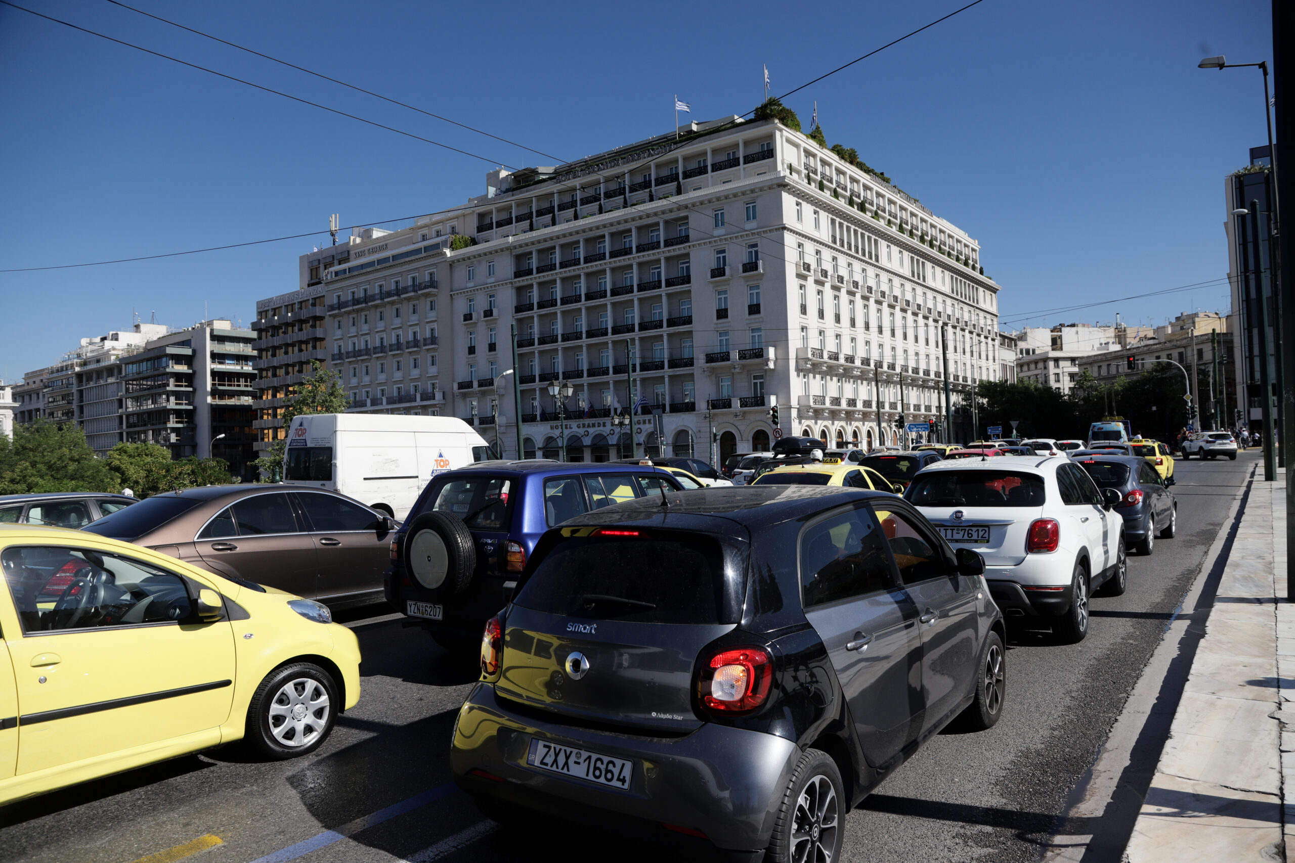 Σύγκρουση λεωφορείου με τρόλεϊ στην Πανεπιστημίου: Στο «κόκκινο» η κίνηση – Τέσσερις τραυματίες (Βίντεο)