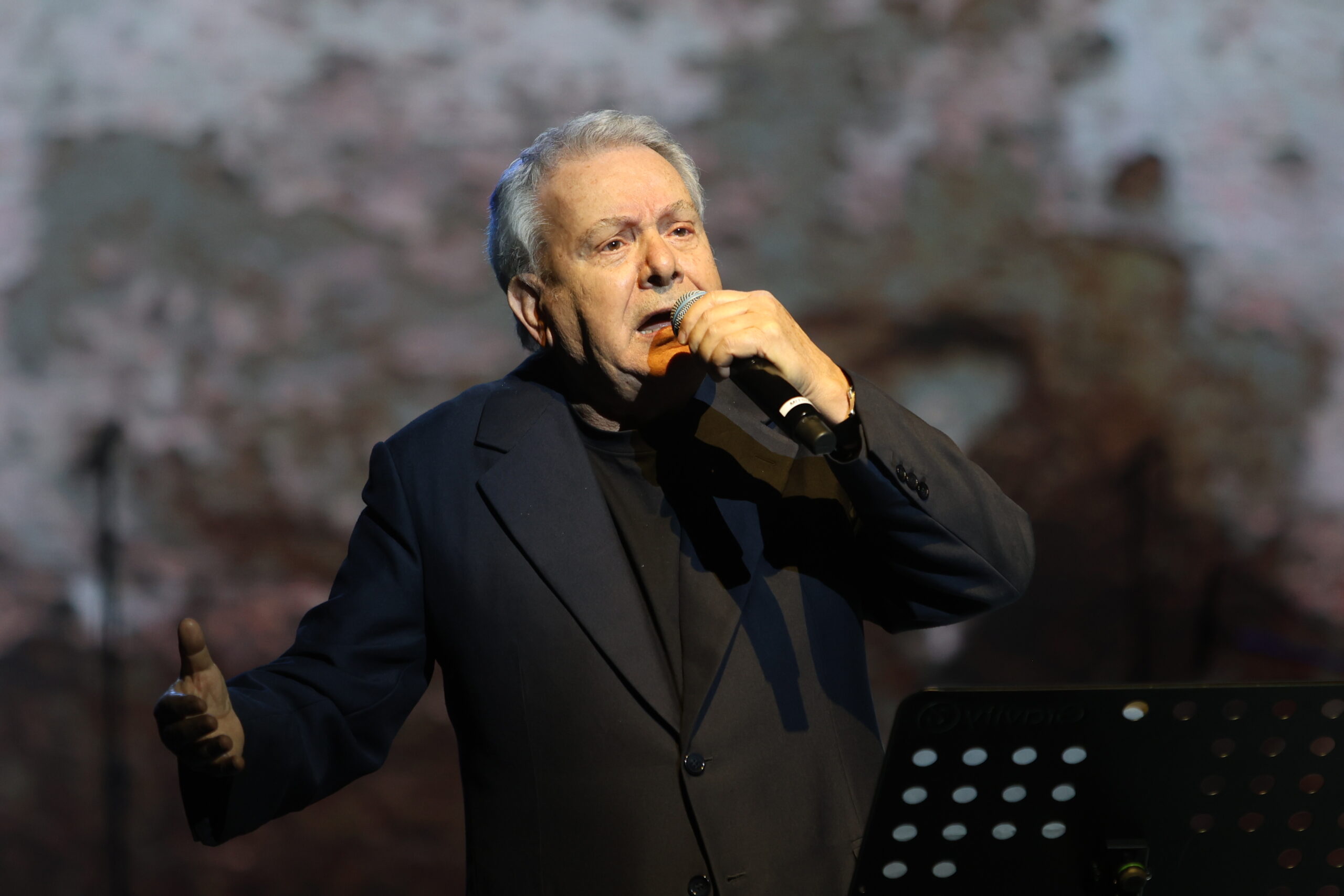 Μανώλης Μητσιάς: Αναγκάστηκε να απαγγείλει αντί να τραγουδήσει τον «Γιάννη τον φονιά» – Έντονες αντιδράσεις στη συναυλία
