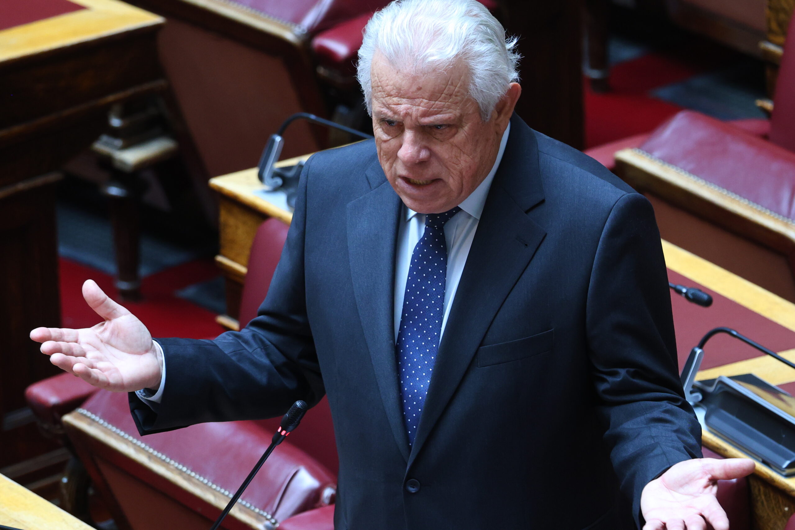 Η πολιτική της υπαινικτικής αποστασίας