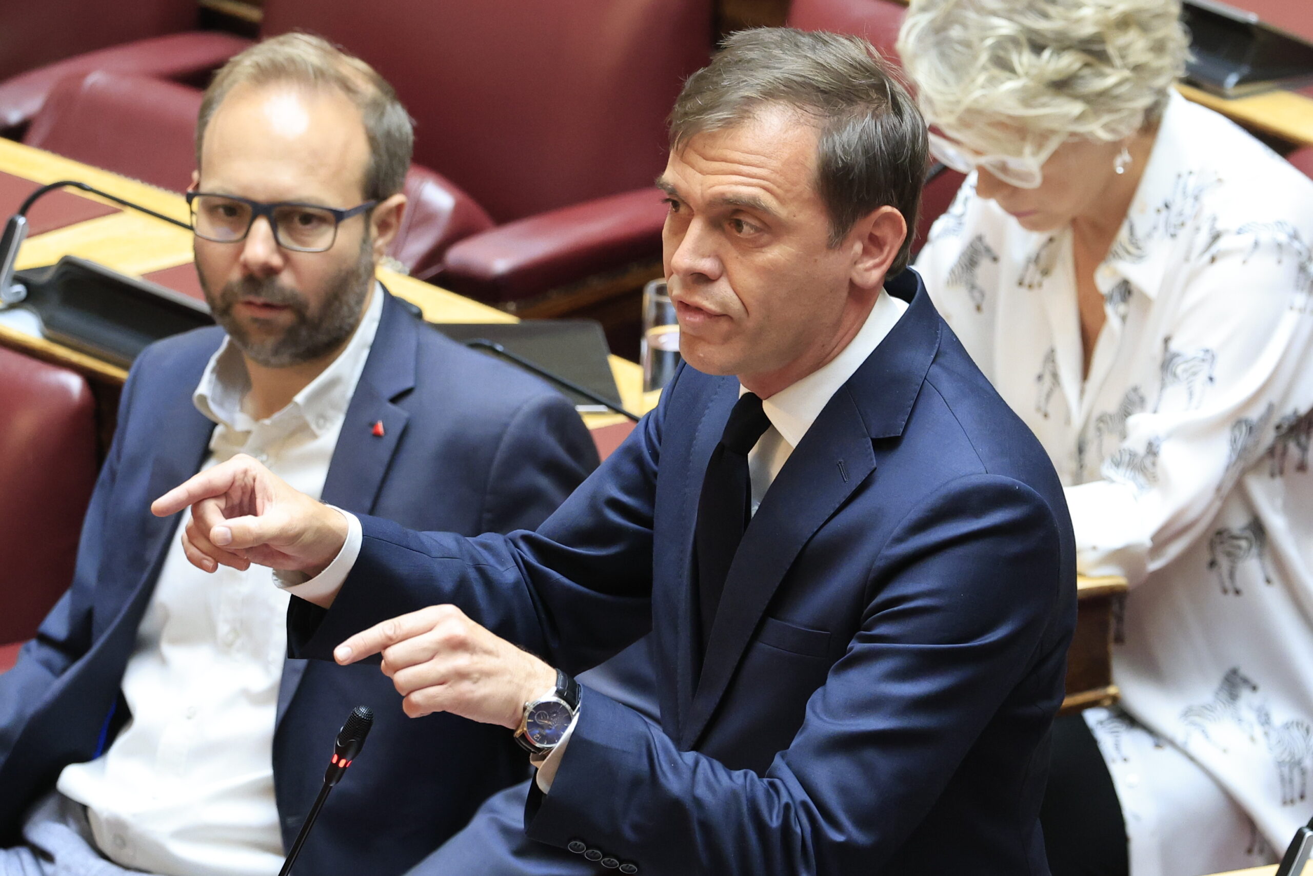 Το ΠΑΣΟΚ κατηγορεί τη ΝΔ ότι φέρνει Συνταγματικό Δικαστήριο από την πίσω πόρτα