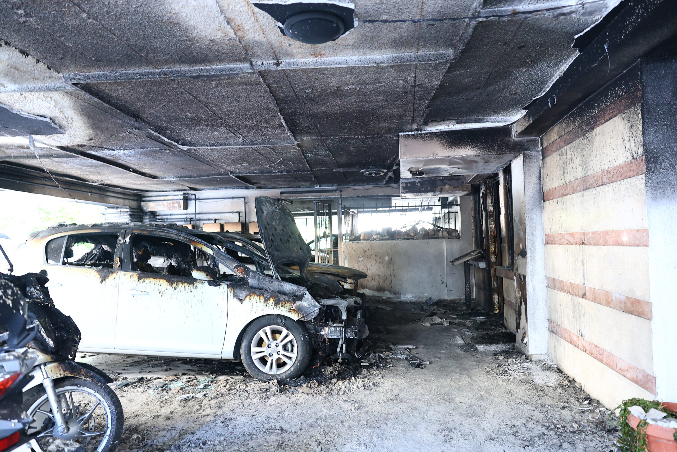Θεσσαλονίκη: Τρεις εμπρηστικές επιθέσεις σε σπίτια στελεχών της ΝΔ – Αναλαμβάνει η αντιτρομοκρατική – 5 τραυματίες, μία γυναίκα διασωληνωμένη