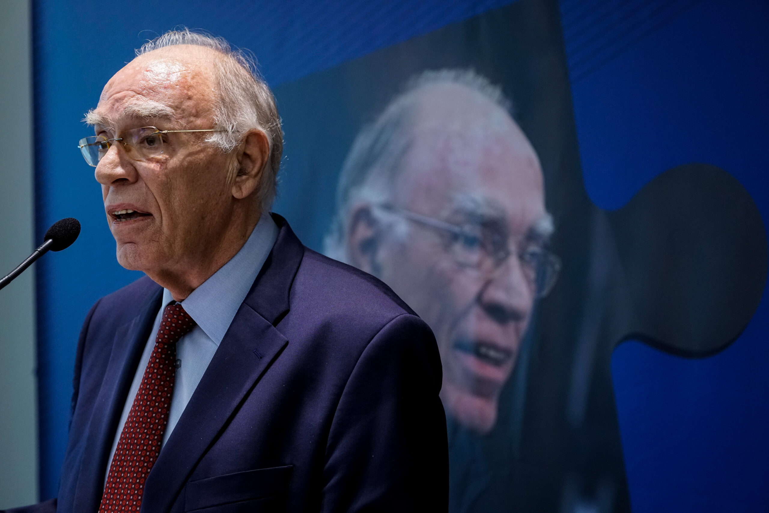 Βασίλης Λεβέντης: Από τις πίτσες και τις τηλεφωνικές φάρσες μέχρι τα έδρανα του Κοινοβουλίου