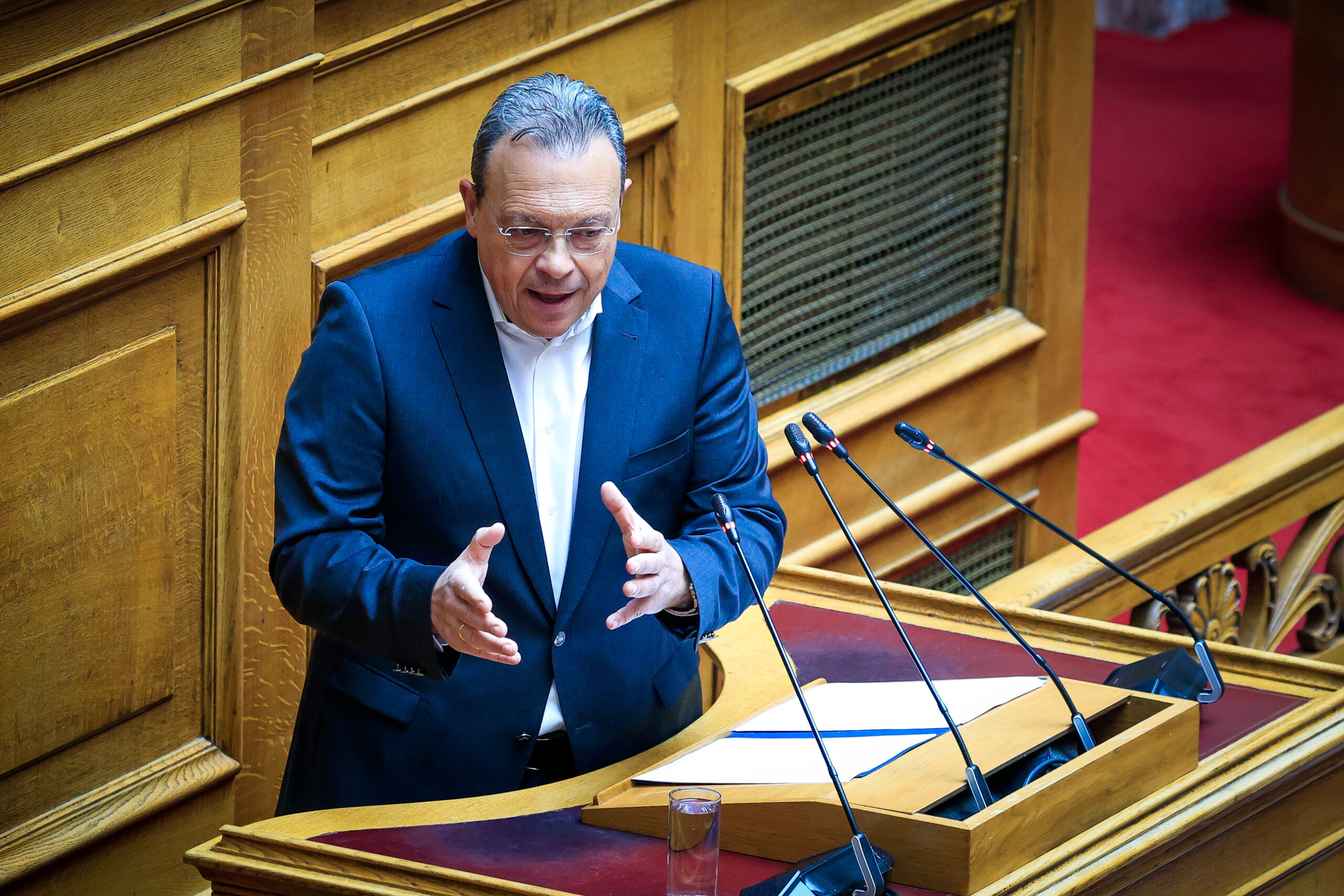 Φάμελλος: «Οι έδρες ανήκουν στο κόμμα»… μέχρι να είναι η δική μου