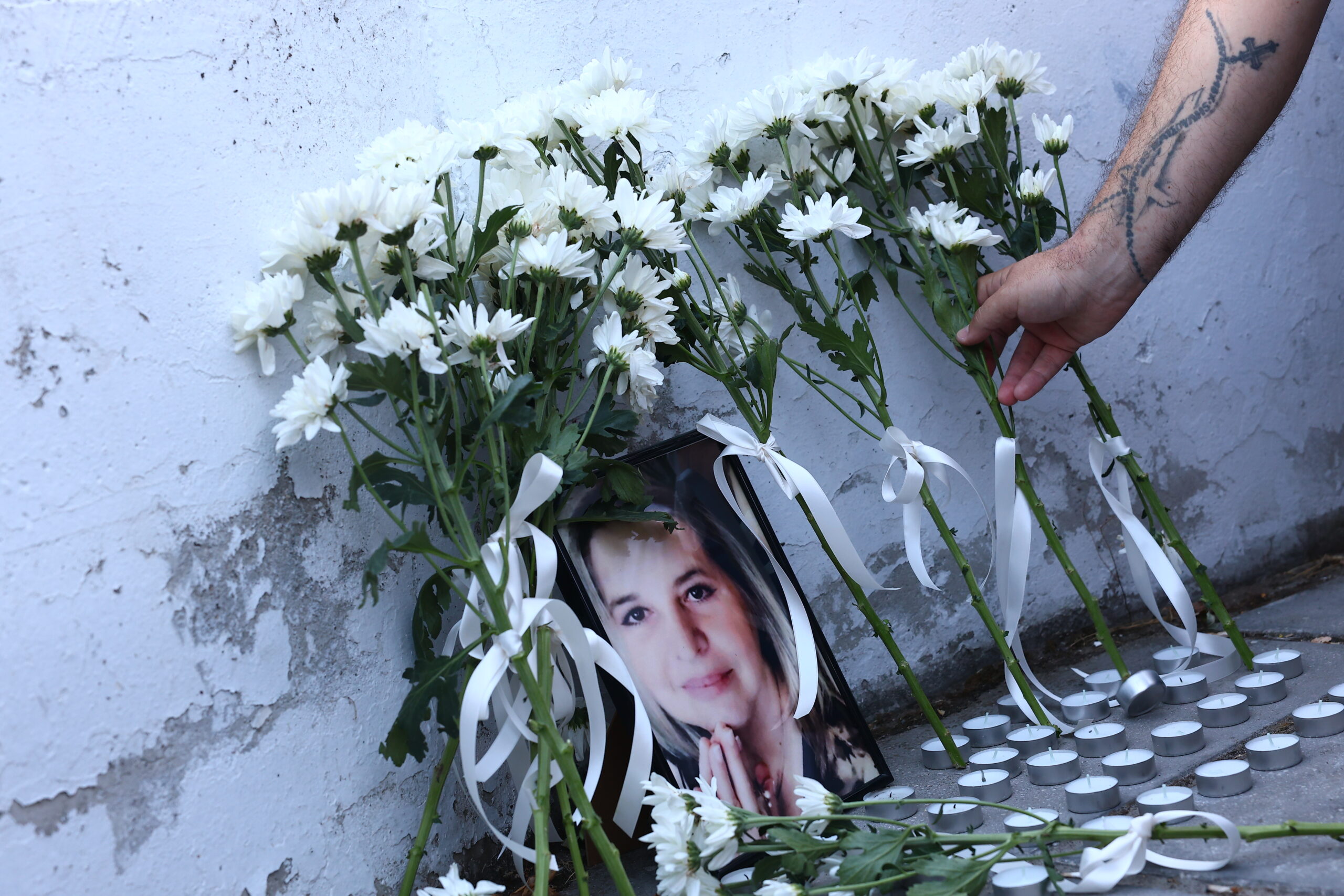 Συγκέντρωση ενάντια στην τρομοκρατία έξω από το Ιπποκράτειο Νοσοκομείο Θεσσαλονίκης, με αφορμή τις χθεσινές εμπρηστικές επιθέσεις σε στελέχη της Νέας Δημοκρατίας, Πέμπτη 2 Ιουλίου 2026