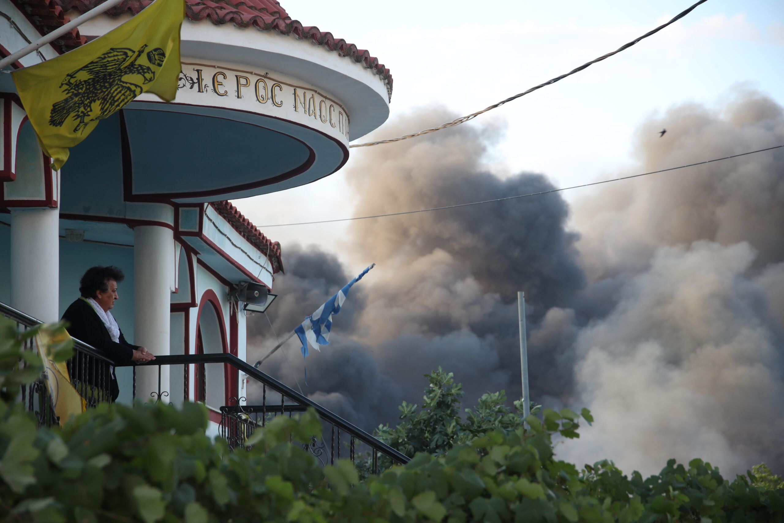 Φωτιά στο Ωραιόκαστρο Θεσσαλονίκης: Μάχη με δύο ενεργά μέτωπα, τραυματίες πυροσβέστες και μία καμένη κατοικία