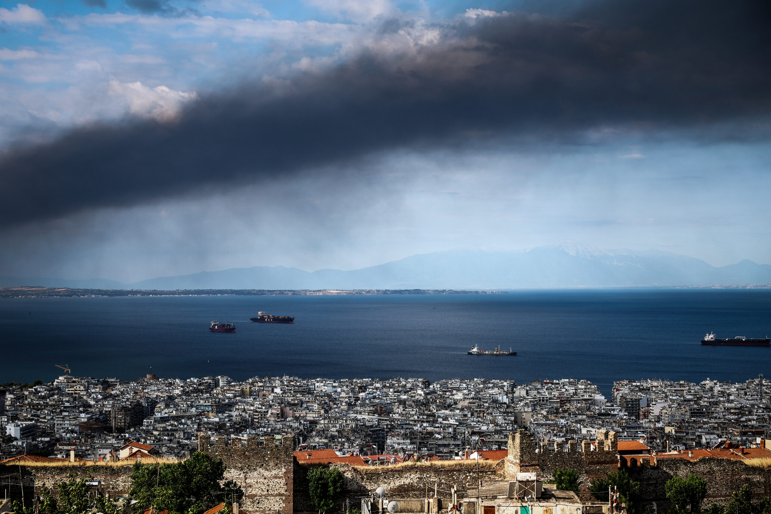 Ωραιόκαστρο: Η φωτιά έσβησε, το τοξικό νέφος έμεινε – Πόσο επικίνδυνο είναι για τους πολίτες – Σύσκεψη για την επόμενη ημέρα