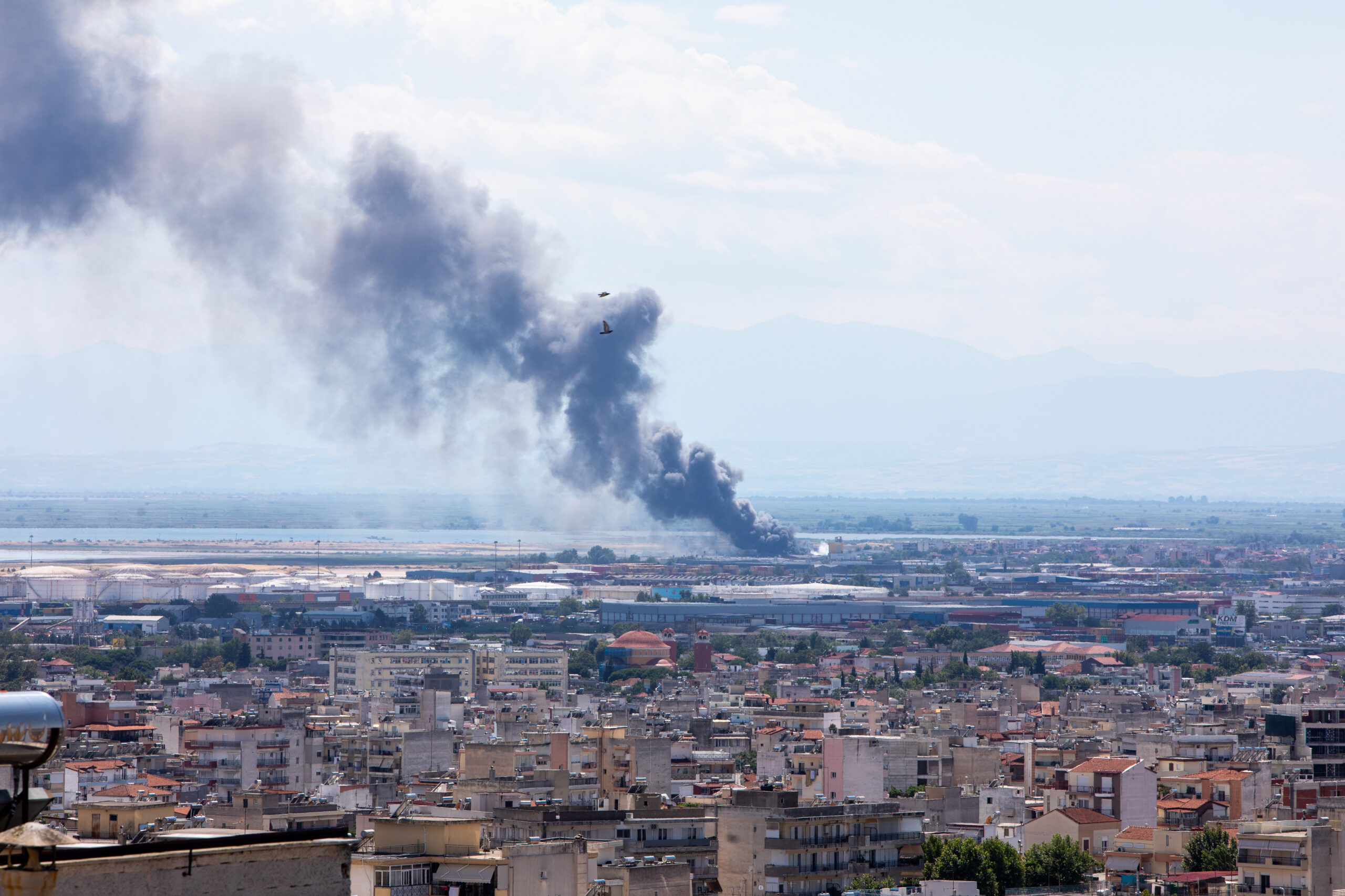 ★ ★ Τα βασικά σημεία Η σύνοψη δημιουργήθηκε αυτόματα από το Newpost AI. Πυρκαγιά εκδηλώθηκε στο Καλοχώρι Θεσσαλονίκης, καίγοντας ξερά χόρτα και χαμηλή βλάστηση. 18 πυροσβέστες με 7 οχήματα επιχειρούν για την κατάσβεση της φωτιάς. Δεν υπάρχει απειλή για κατοικημένες περιοχές και δεν έχουν αναφερθεί τραυματισμοί. Οι αρχές παρακολουθούν την κατάσταση και είναι έτοιμες να ενισχύσουν τις δυνάμεις αν χρειαστεί. Οι πολίτες καλούνται να αποφεύγουν τις άσκοπες μετακινήσεις στην περιοχή. Πυρκαγιά εκδηλώθηκε το απόγευμα της Πέμπτης σε υπαίθριο χώρο στο Καλοχώρι Θεσσαλονίκης, προκαλώντας την άμεση κινητοποίηση της Πυροσβεστικής Υπηρεσίας. Η φωτιά καίει ξερά χόρτα και χαμηλή βλάστηση, με τις πυροσβεστικές δυνάμεις να επιχειρούν εντατικά προκειμένου να περιορίσουν το πύρινο μέτωπο και να αποτρέψουν την επέκτασή του σε γειτονικές εκτάσεις. Για την αντιμετώπιση της πυρκαγιάς έχουν κινητοποιηθεί επτά πυροσβεστικά οχήματα με 18 πυροσβέστες, οι οποίοι δίνουν μάχη με τις φλόγες σε μια προσπάθεια να θέσουν τη φωτιά υπό έλεγχο το συντομότερο δυνατό. Οι επιχειρήσεις επικεντρώνονται στην οριοθέτηση του μετώπου, ώστε να αποτραπεί η εξάπλωσή του, ιδιαίτερα λόγω της ξηρής βλάστησης που επικρατεί στην περιοχή. Μέχρι στιγμής, σύμφωνα με τις διαθέσιμες πληροφορίες, δεν υπάρχει απειλή για κατοικημένες περιοχές, ενώ δεν έχουν αναφερθεί τραυματισμοί ή ζημιές σε κατοικίες και υποδομές. Οι αρμόδιες αρχές παρακολουθούν διαρκώς την εξέλιξη της κατάστασης και βρίσκονται σε ετοιμότητα για την ενίσχυση των δυνάμεων, εφόσον αυτό κριθεί απαραίτητο. Η επιχείρηση κατάσβεσης βρίσκεται σε πλήρη εξέλιξη, με τους πυροσβέστες να καταβάλλουν κάθε δυνατή προσπάθεια ώστε να περιορίσουν τη φωτιά πριν αυτή αποκτήσει μεγαλύτερες διαστάσεις. Παράλληλα, οι αρχές απευθύνουν έκκληση στους πολίτες να αποφεύγουν τις άσκοπες μετακινήσεις στην ευρύτερη περιοχή, ώστε να διευκολύνεται το έργο των πυροσβεστικών δυνάμεων. Καθ’ όλη τη διάρκεια του συμβάντος το ΕΣΚΕΔΙΚ λαμβάνει συνεχή εικόνα από το drone μέσω οπτικής και θερμικής κάμερας. Το Ανακριτικό Κλιμάκιο Αντιμετώπισης Εγκλημάτων Εμπρησμού Θεσσαλονίκης, έχει μεταβαίνει στην περιοχή της πυρκαγιάς για την διερεύνηση των αιτίων της. Περισσότερες πληροφορίες για τα αίτια της πυρκαγιάς και την εξέλιξη της επιχείρησης αναμένονται από την Πυροσβεστική Υπηρεσία, καθώς οι προσπάθειες κατάσβεσης συνεχίζονται. Θεσσαλονίκη κατάσβεση πυροσβέστες φωτιά