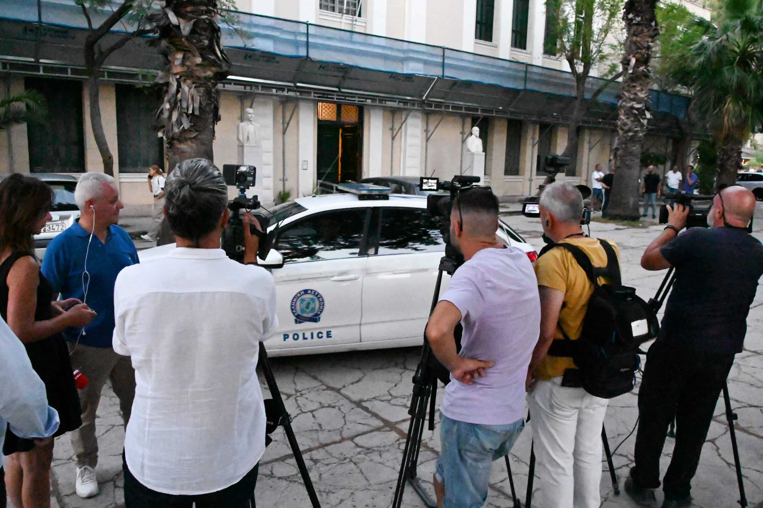 ΠΡΟΦΥΛΑΚΙΣΤΗΚΑΝ ΟΙ ΔΥΟ ΑΣΤΥΝΟΜΙΚΟΙ ΠΟΥ ΚΑΤΗΓΟΡΟΥΝΤΑΙ ΓΙΑ ΤΟΝ ΤΡΑΥΜΑΤΙΣΜΟ ΤΟΥ 20ΧΡΟΝΟΥ ΣΤΗΝ ΔΙΑΡΚΕΙΑ ΚΑΤΑΔΙΩΞΗΣ ΣΤΟ ΑΡΓΟΣ (