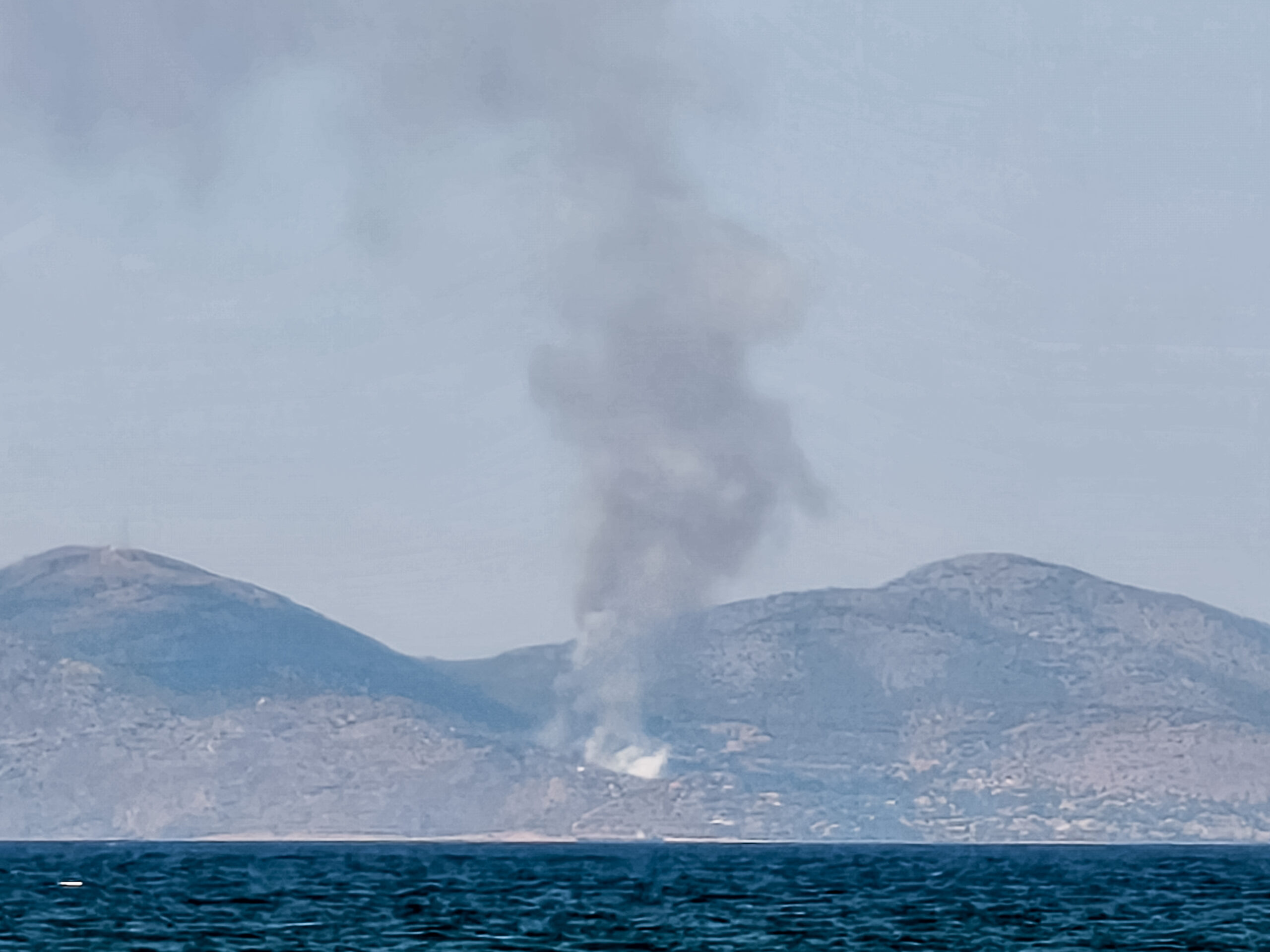 Μεγάλη κινητοποίηση για τη φωτιά στη Σαλαμίνα – Μήνυμα από το «112» για εκκένωση οικισμών (Βίντεο)