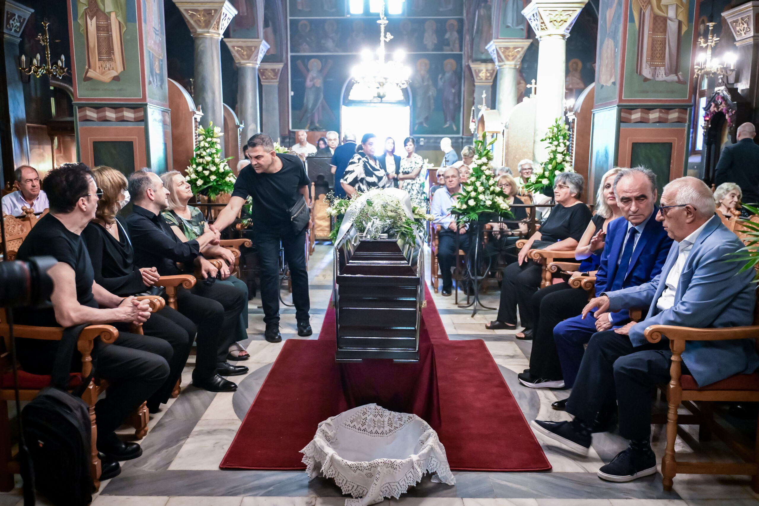 Το τελευταίο «αντίο» στη Μαίρη Λίντα – Συγγενείς, φίλοι και άνθρωποι της μουσικής την αποχαιρέτησαν με συγκίνηση