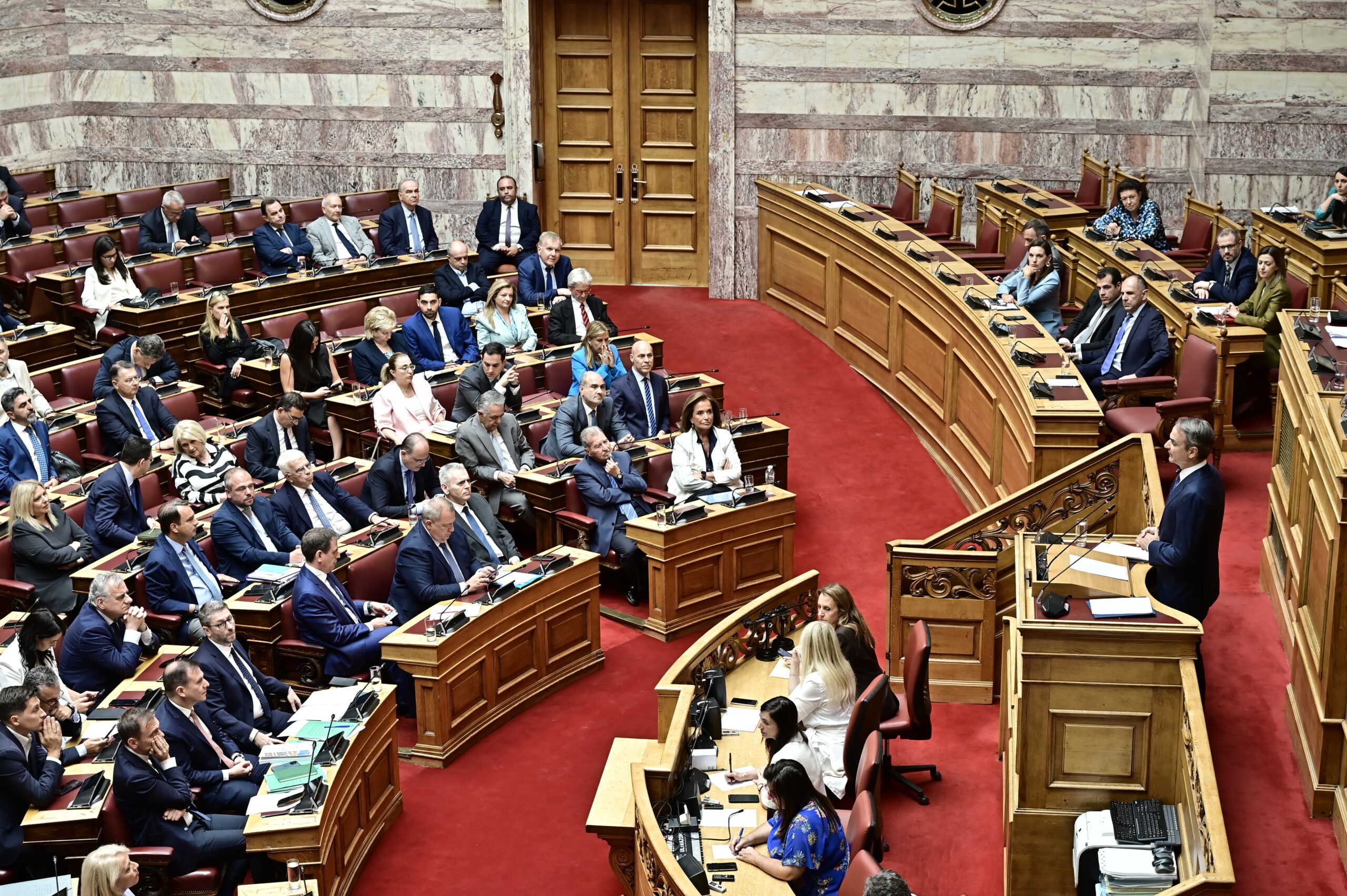 Η συζήτηση στη Βουλή για τη Συνταγματική Αναθεώρηση – Υψηλοί τόνοι από τους πολιτικούς αρχηγούς