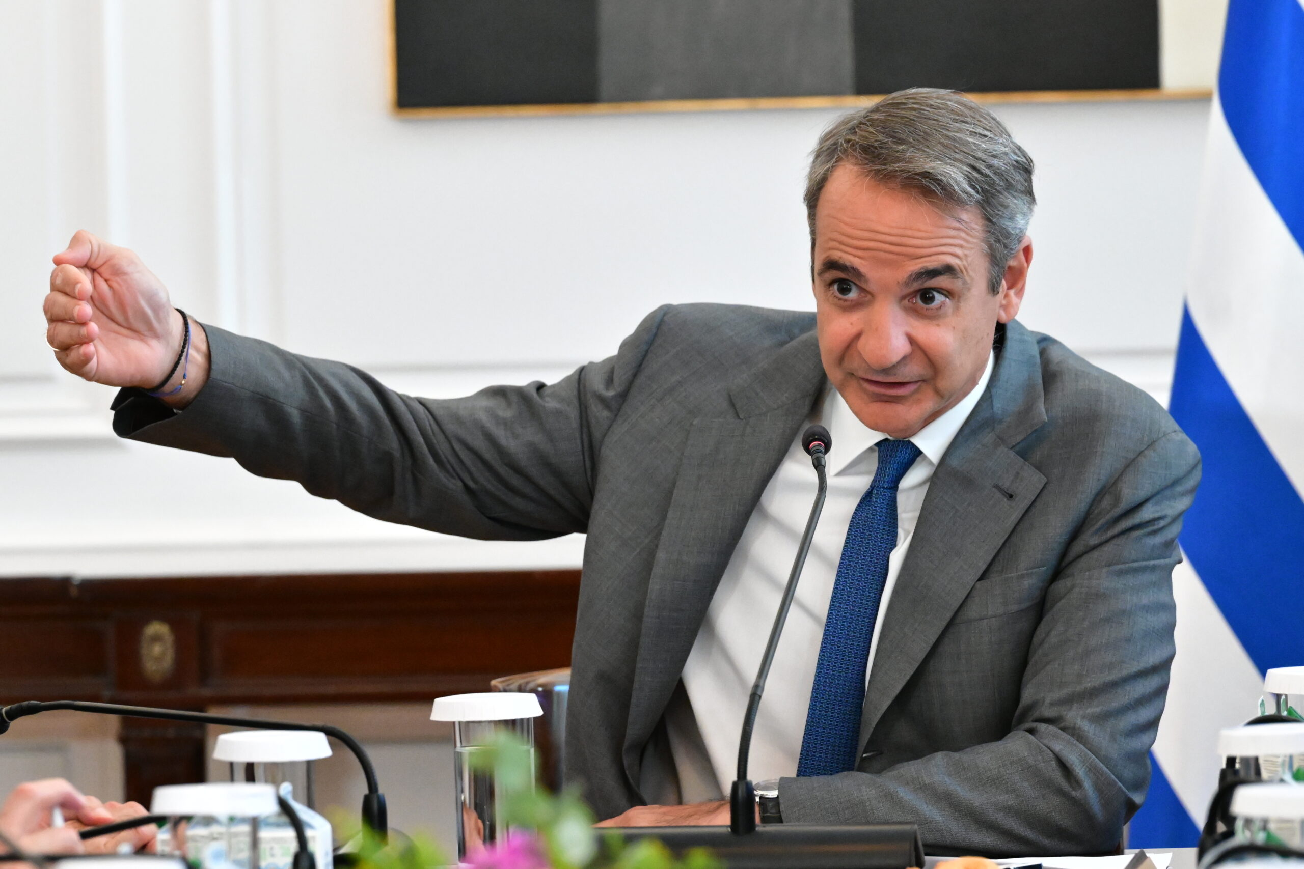 Μητσοτάκης από υπουργικό: «Έχουμε ακόμη δύσκολες ημέρες μπροστά μας –  Εκφράζω τη βαθιά μας θλίψη για τους νεκρούς πυροσβέστες»