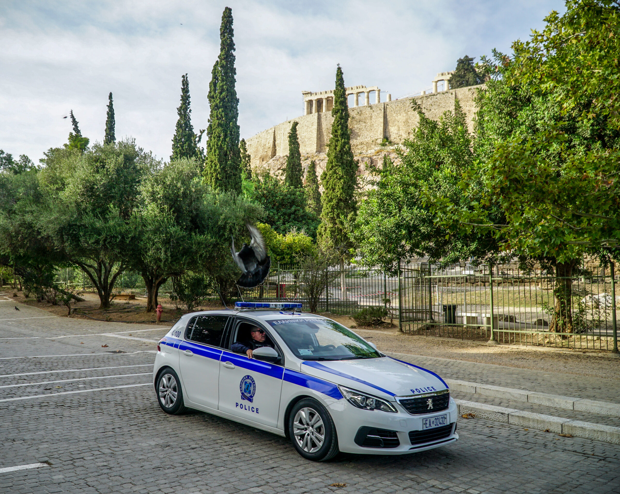 Συναγερμός στην Ακρόπολη: Άνδρας με μαχαίρι επιτέθηκε σε Αμερικανούς τουρίστες – Δύο τραυματίες (Βίντεο)