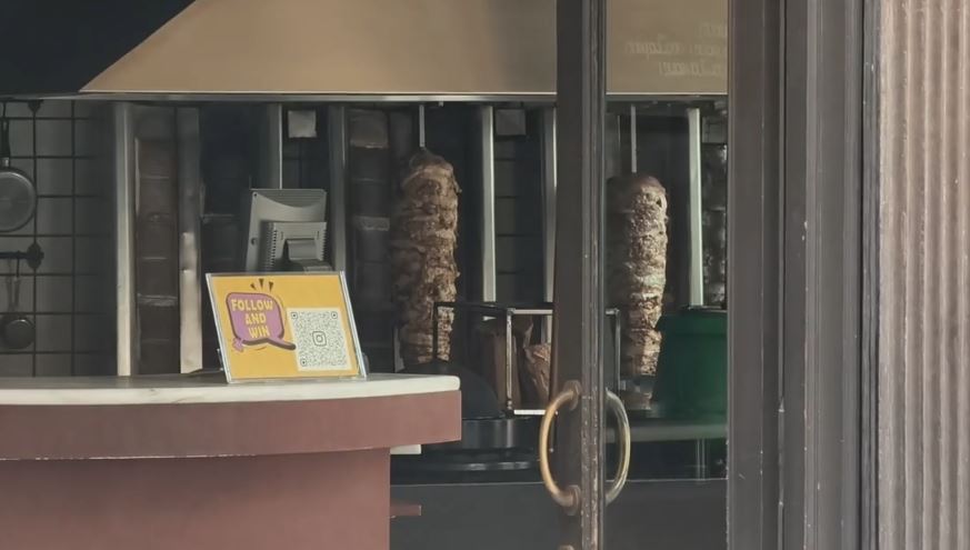 «Μπλακ άουτ» στην Ερμού: Στο σκοτάδι καταστήματα ρούχων, εστίασης και μάρκετ (Βίντεο)