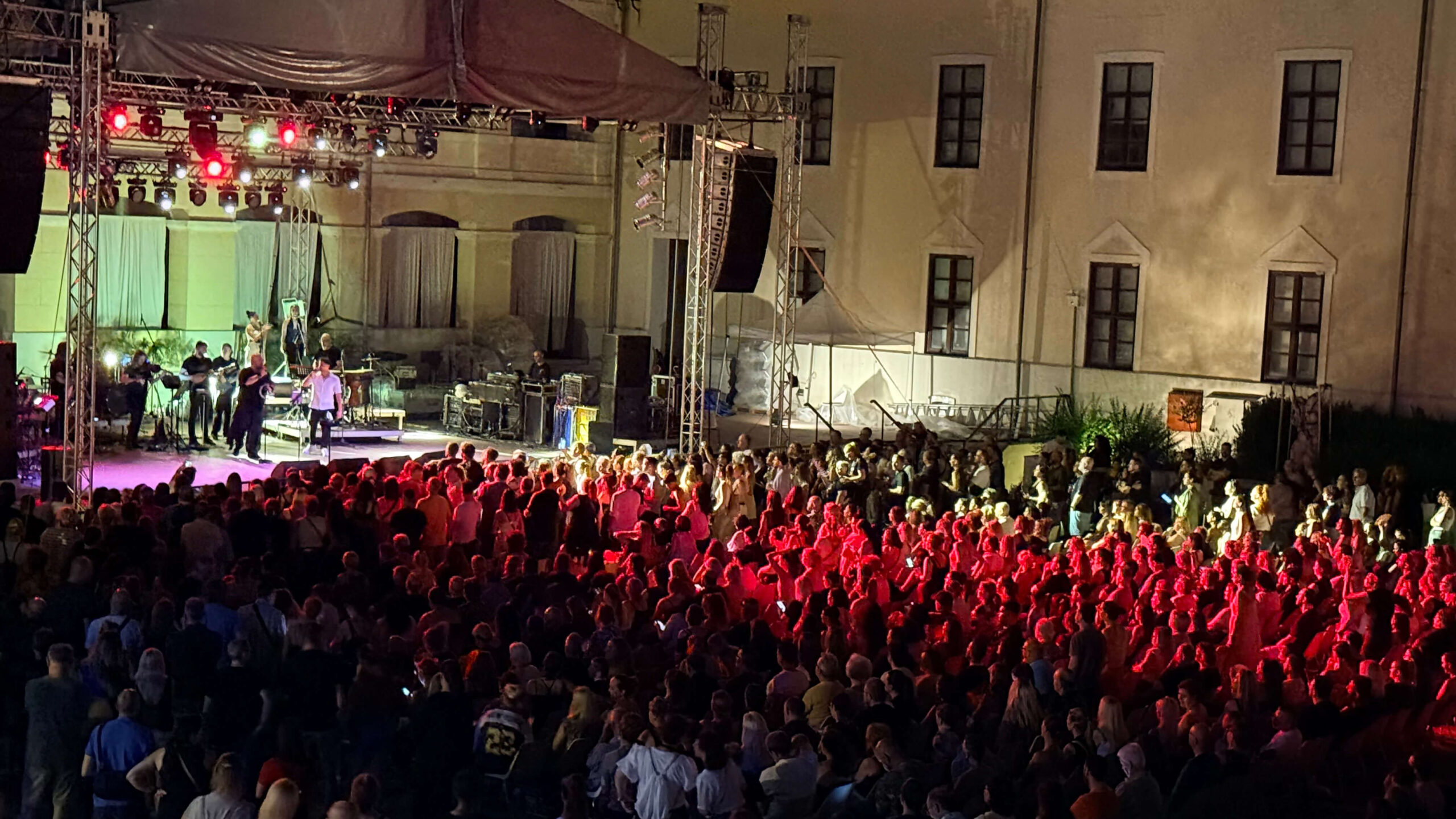 Γιώργος Αλκαίος «360°»: Απόλυτος θρίαμβος και στη Θεσσαλονίκη- Ένα εκρηκτικό Sold Out στη Μονή Λαζαριστών που θα μείνει αξέχαστο!