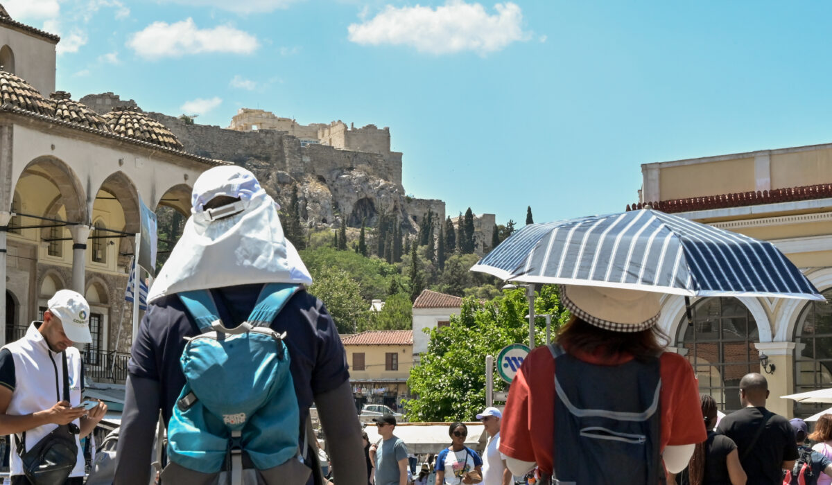 Καύσωνας στην Αθήνα: Με βεντάλιες, ομπρέλες και νερά αναζητούν ανάσα από τη ζέστη (Βίντεο)