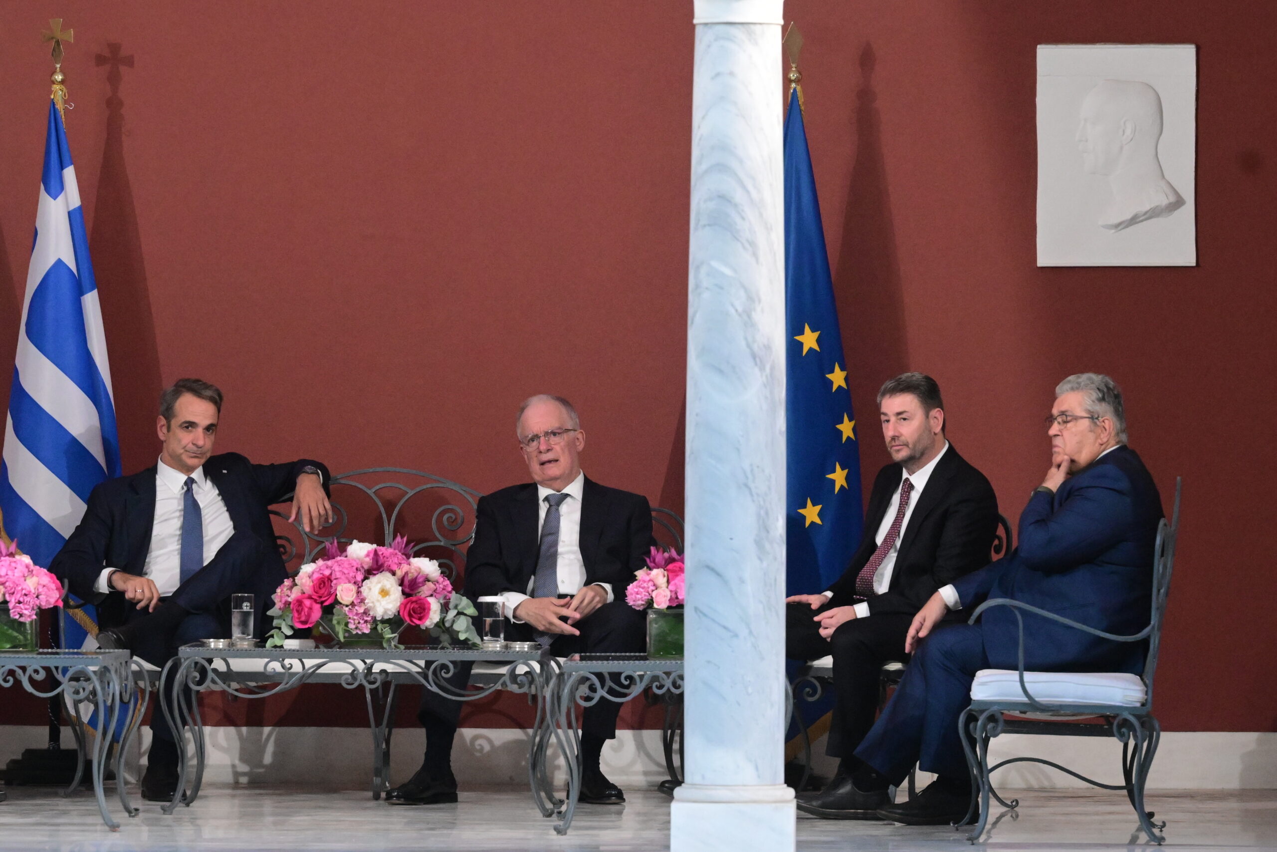 Δεξίωση της 24ης Ιουλίου: Επιστροφή στην κανονικότητα με άρωμα πρωτοκόλλου