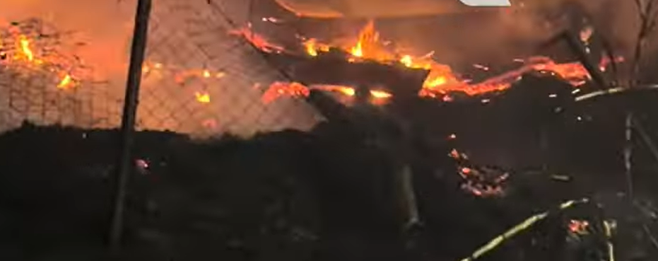 Υπό έλεγχο η φωτιά στο πρώην στρατόπεδο Καρατάσιου – Δεν κινδύνευσαν σπίτια (Βίντεο)