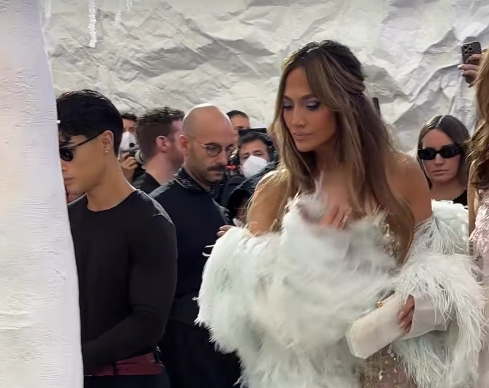 Jennifer Lopez: Η εντυπωσιακή εμφάνιση στο front row της επίδειξης Υψηλής Ραπτικής της Celia Kritharioti