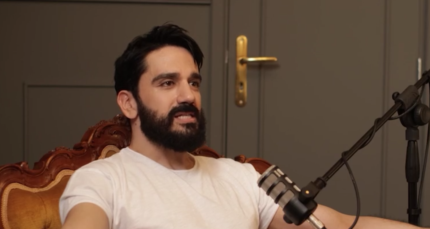 Διονύσης Ατζαράκης: Η σχολική ζωή με τις καλόγριες, οι κοπάνες και ο πατέρας του που τον έβαζε να βλέπει ειδήσεις