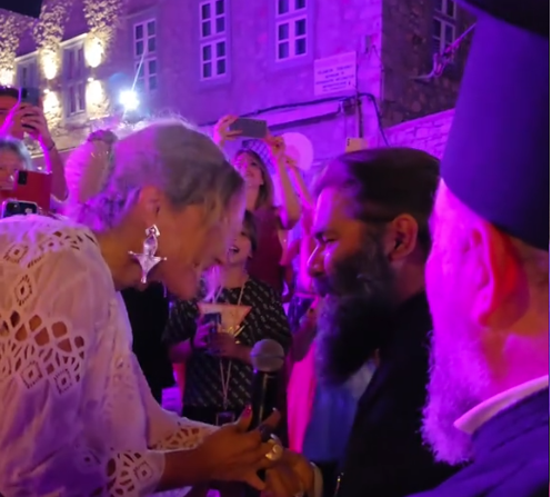 Νατάσσα Μποφίλιου: Έδωσε το μικρόφωνο σε ιερέα που βρέθηκε στη συναυλία της – Η απρόσμενη μουσική στιγμή που έγινε viral