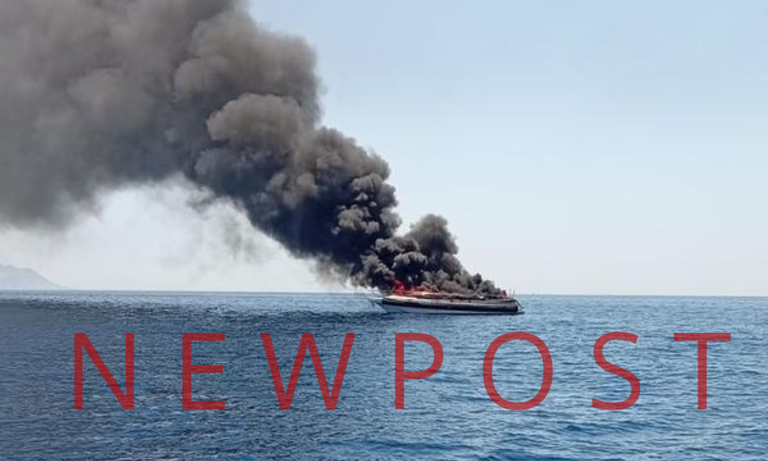 Φωτιά σε ταχύπλοο στη Βουλιαγμένη: Σώοι οι τέσσερις επιβαίνοντες (φωτό & βίντεο)