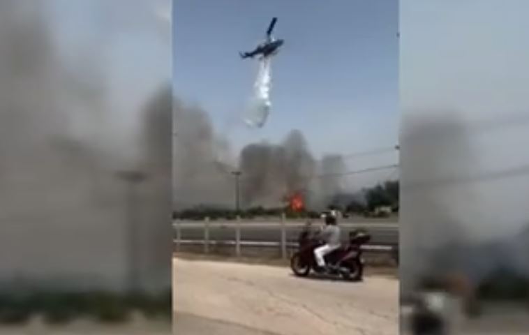 Φωτιά σε παράδρομο της Εθνικής Οδού, κοντά στα διόδια των Αφιδνών – Επιχειρούν εναέρια μέσα (Βίντεο)