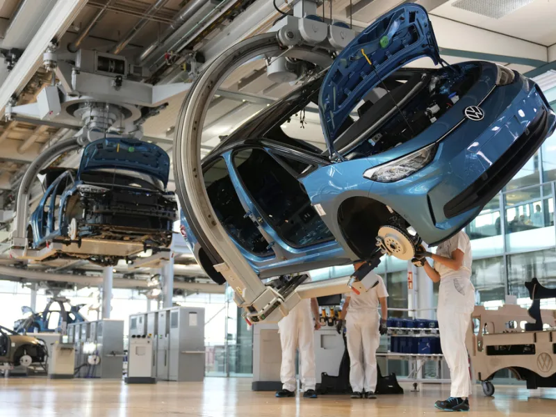 Volkswagen: Στο τραπέζι «τσεκούρι» έως 100.000 θέσεων εργασίας – Η μεγαλύτερη αναδιάρθρωση στην ιστορία της