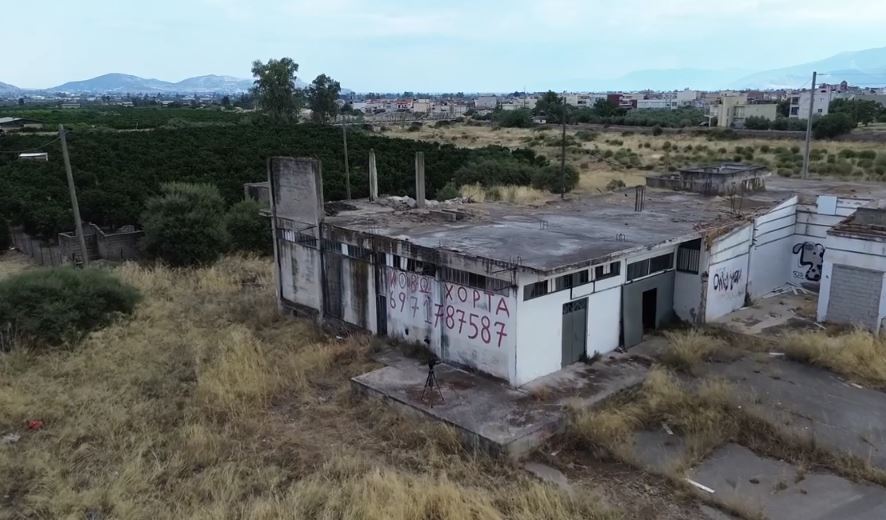 Αιματηρή καταδίωξη στο Άργος: Στο μικροσκόπιο της βαλλιστικής το σημείο των πυροβολισμών – Οι τρύπες από τις σφαίρες στον μαντρότοιχο