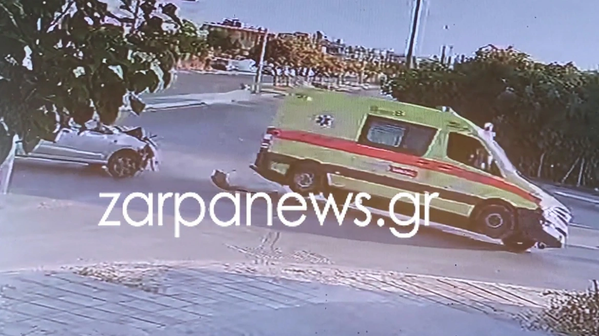 Χανιά: Βίντεο από τη σφοδρή σύγκρουση ασθενοφόρου με ΙΧ – Τραυματίστηκε διασώστης, νεκρός από ανακοπή ο ασθενής