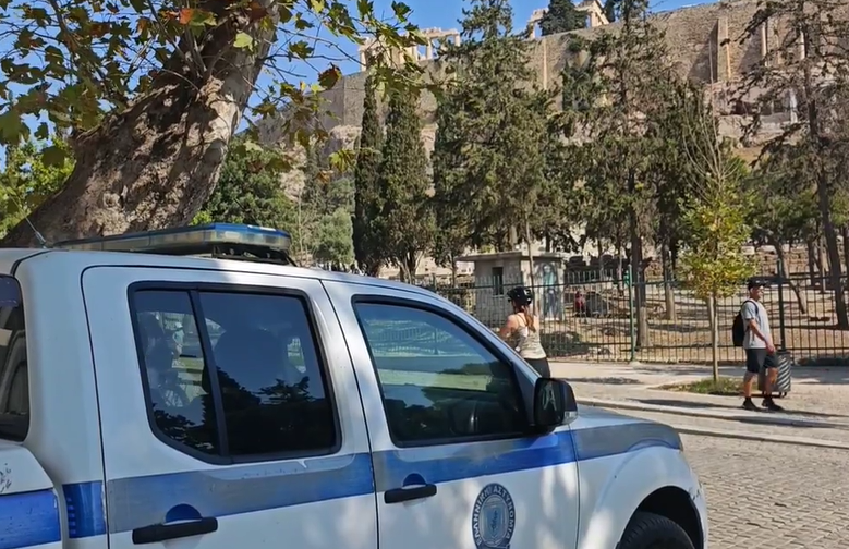 Ακρόπολη: Μαρτυρία-σοκ για την επίθεση με μαχαίρι σε τουρίστες – «Πήγε να σφάξει τη γυναίκα, την είδαμε κάτω με αίματα»