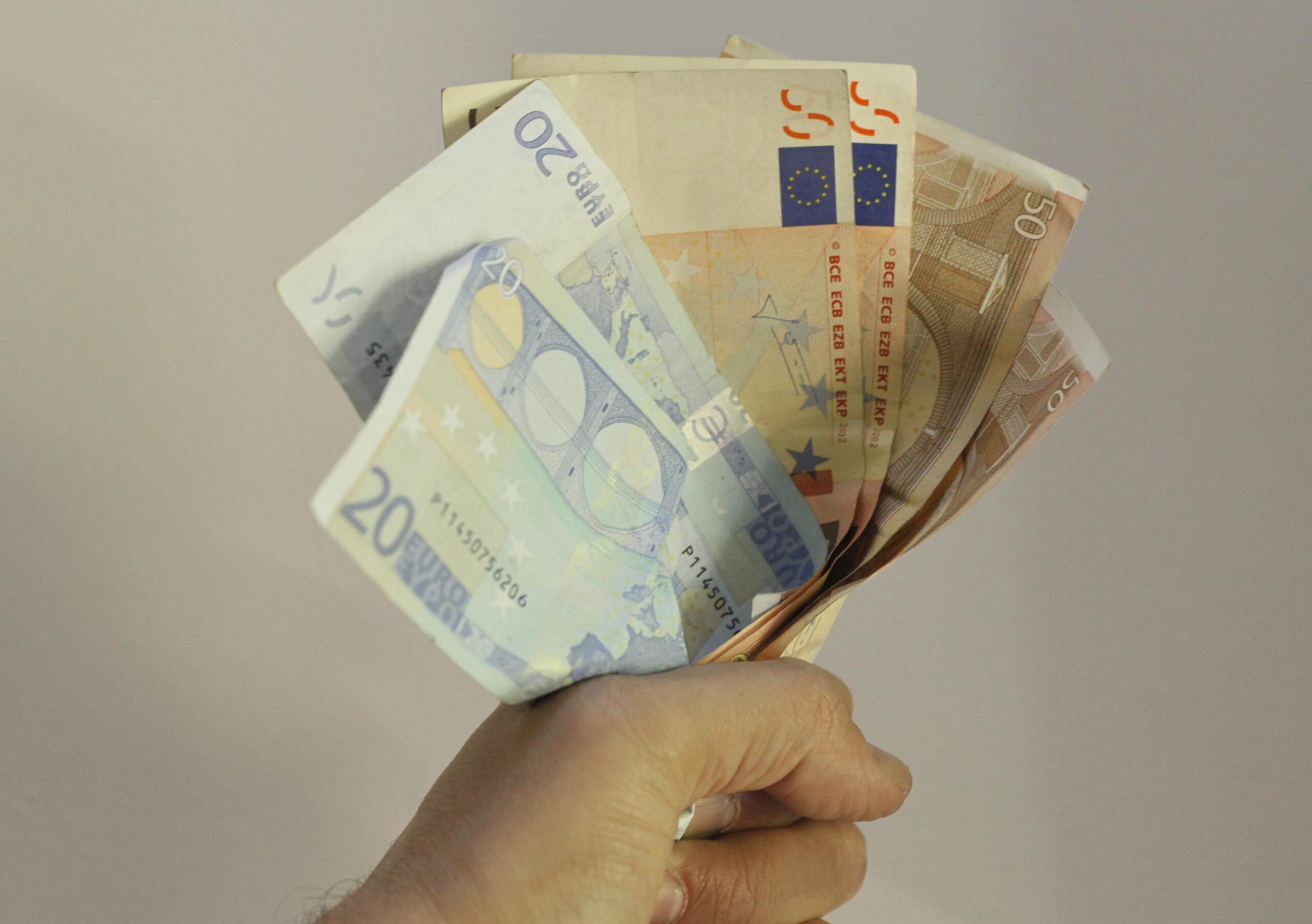 Επίδομα 565 ευρώ για 9 μήνες: Ποιοι είναι οι δικαιούχοι