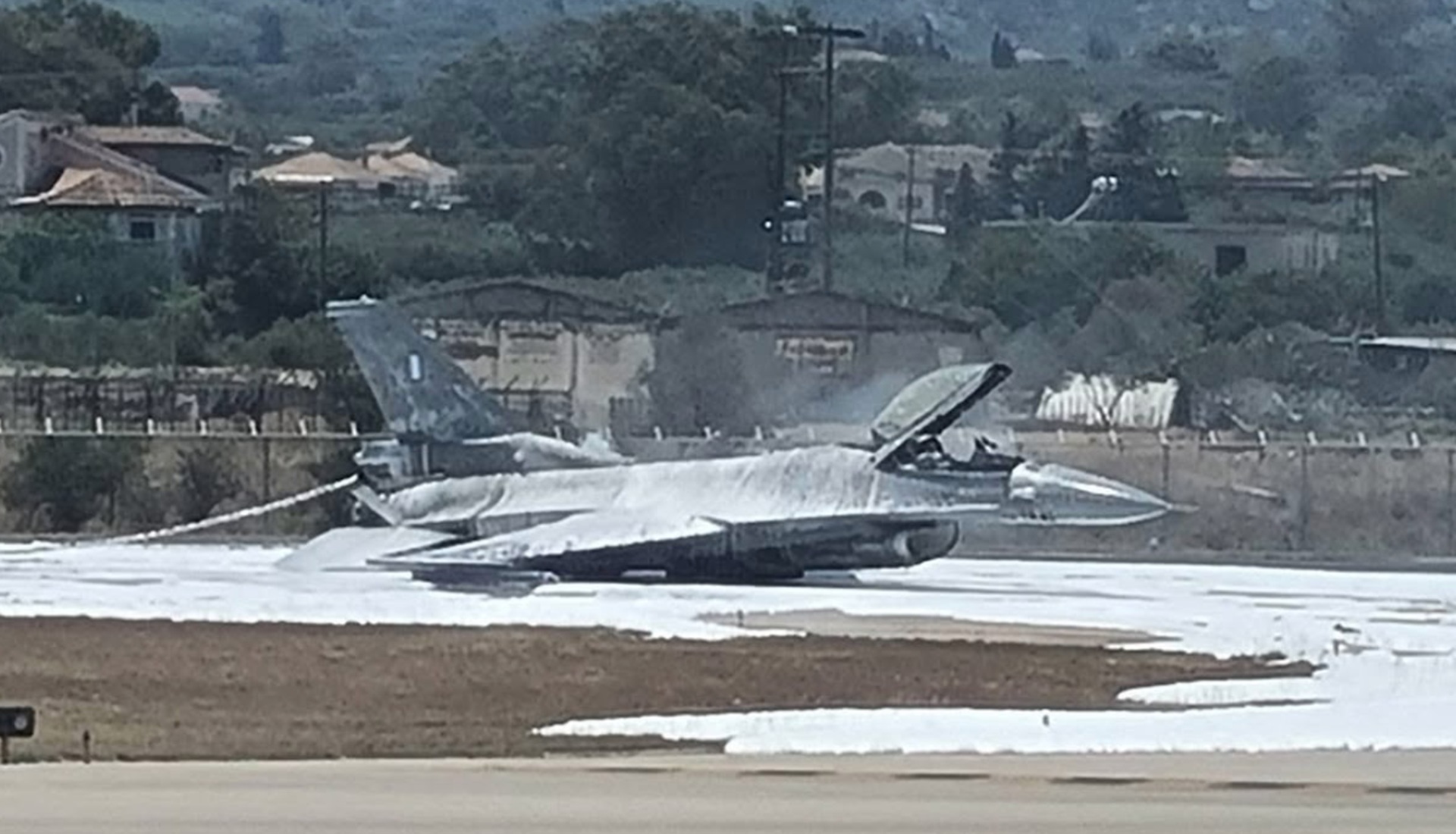 Κλειστό το αεροδρόμιο Ζακύνθου μετά την αναγκαστική προσγείωση του F-16 (Βίντεο ντοκουμέντο)