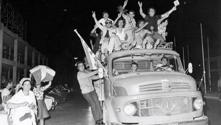 24 Ιουλίου 1974: Η νύχτα που επέστρεψε η Δημοκρατία στην Ελλάδα (Βίντεο)