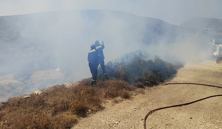 Φωτιά στην Πάρο: Κλιμακώνεται η επιχείρηση κατάσβεσης – 9 αεροσκάφη, 5 ελικόπτερα και νέες ενισχύσεις (Βίντεο)