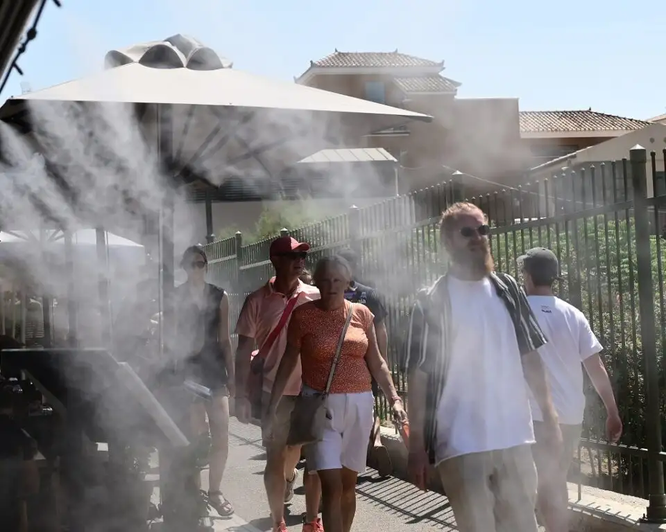 Κυριακή με ανοιχτά καταστήματα: Αυξημένη κίνηση σε Ερμού και Αιόλου παρά τον καύσωνα (Βίντεο)