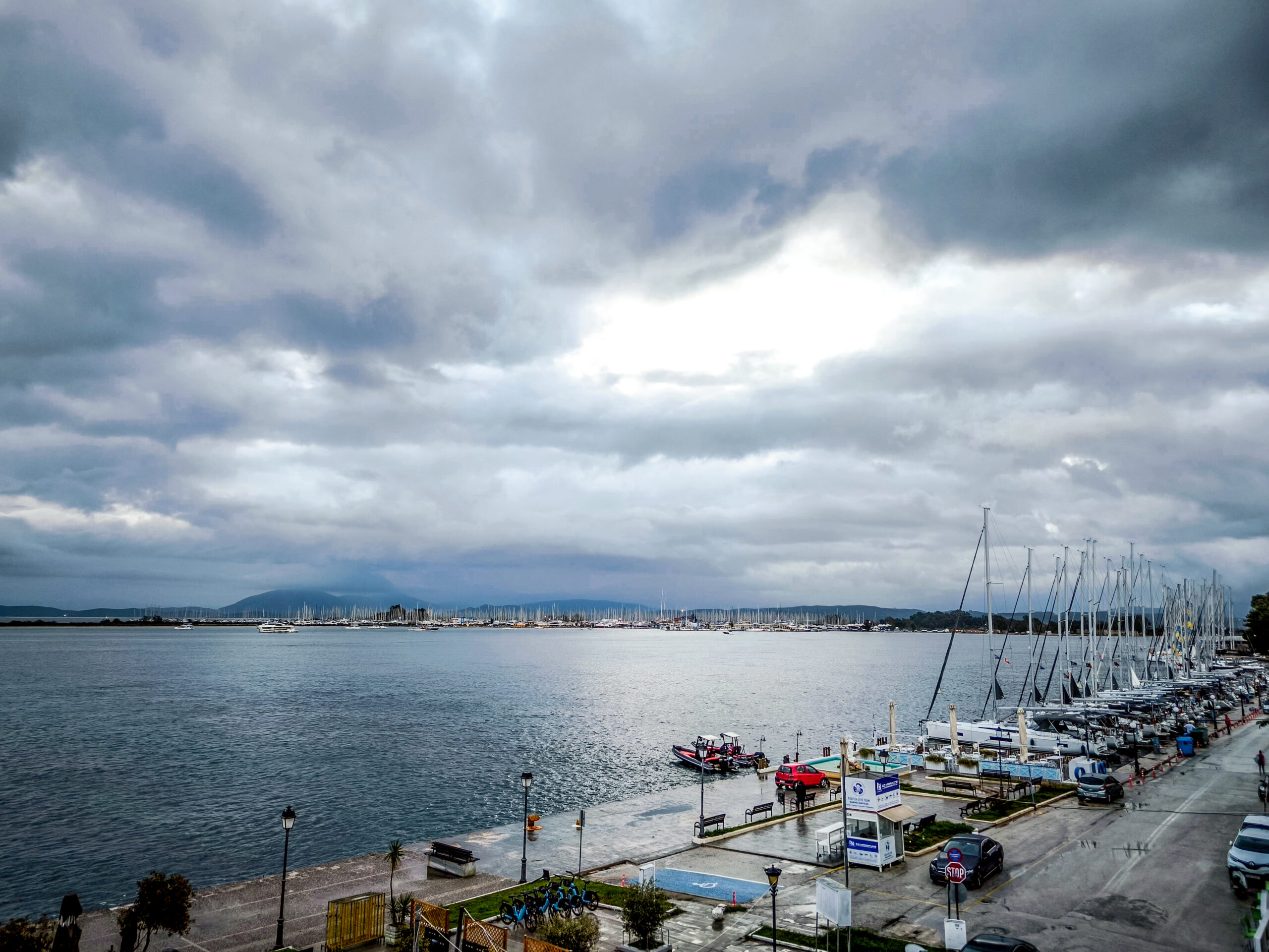Κακοκαιρία: Red Code σε 11 περιοχές για ισχυρές βροχές και καταιγίδες – Σε ετοιμότητα η Πολιτική Προστασία την Παρασκευή