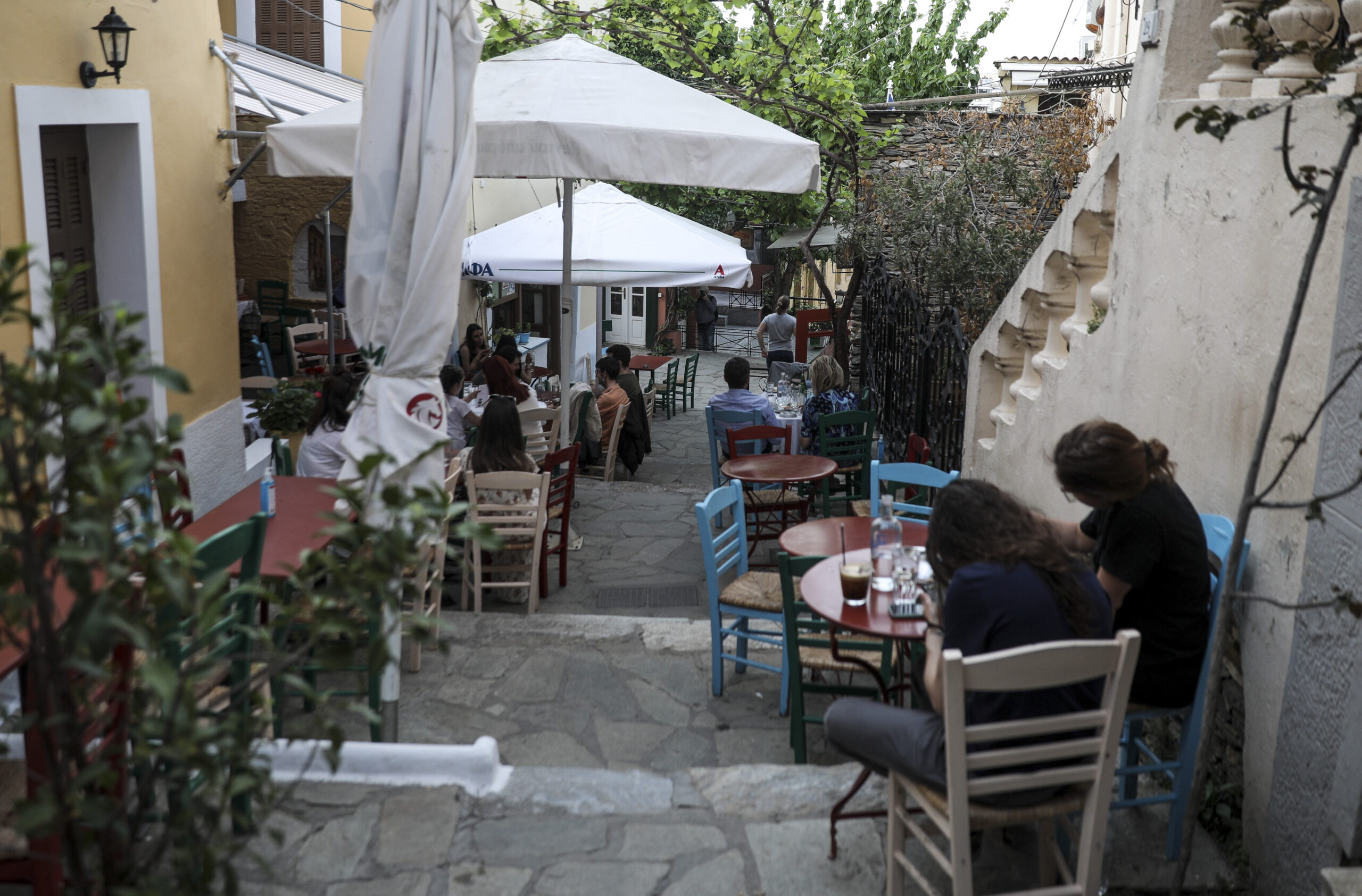 Αλλάζει ο χάρτης της εστίασης: Τι σημαίνουν τα μεγάλα deals για καφέ, delivery, τιμές και θέσεις εργασίας