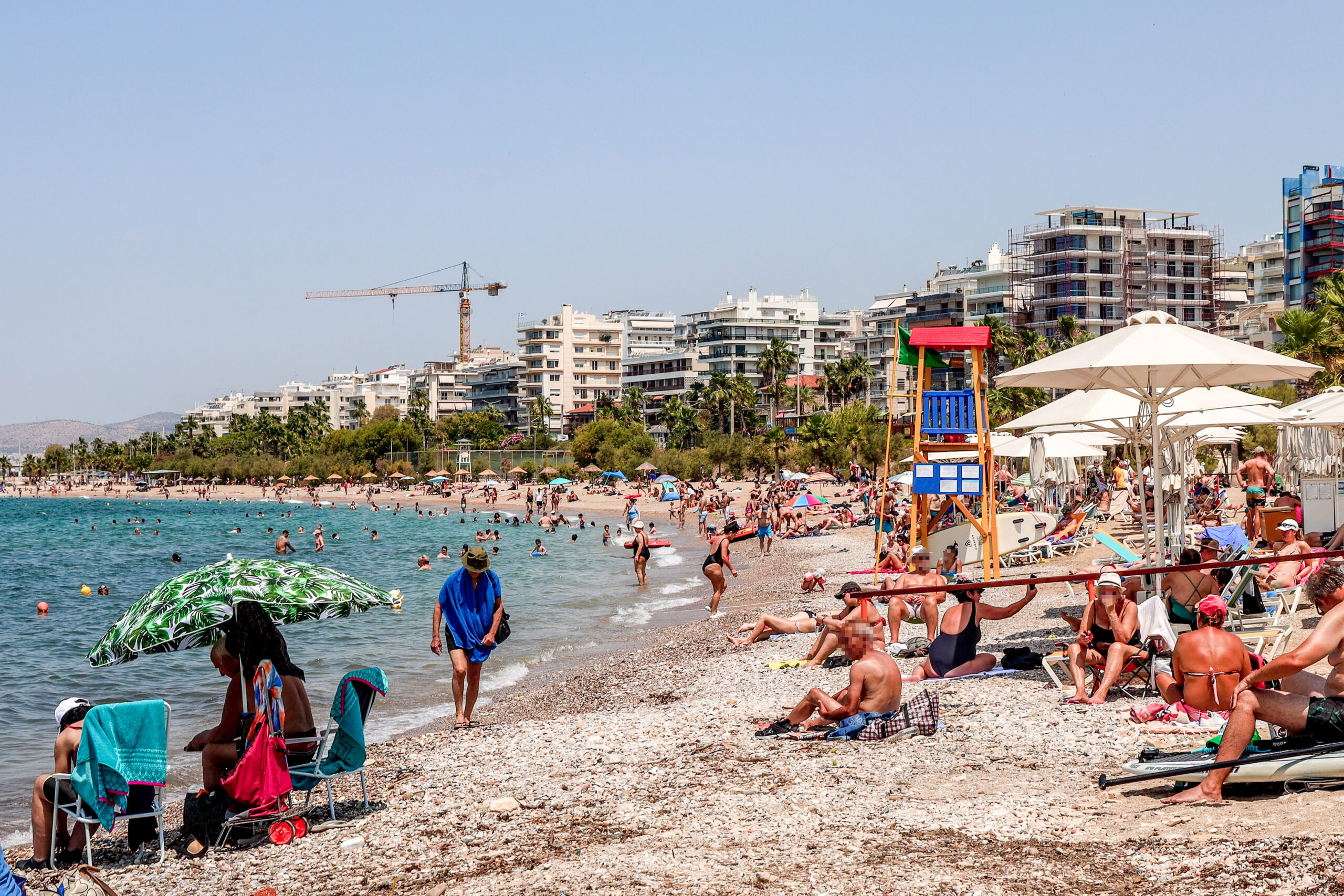 Καιρός: Καύσωνα διαρκείας προβλέπουν οι μετεωρολόγοι – Νέα ενίσχυση των ανέμων στο Αιγαίο