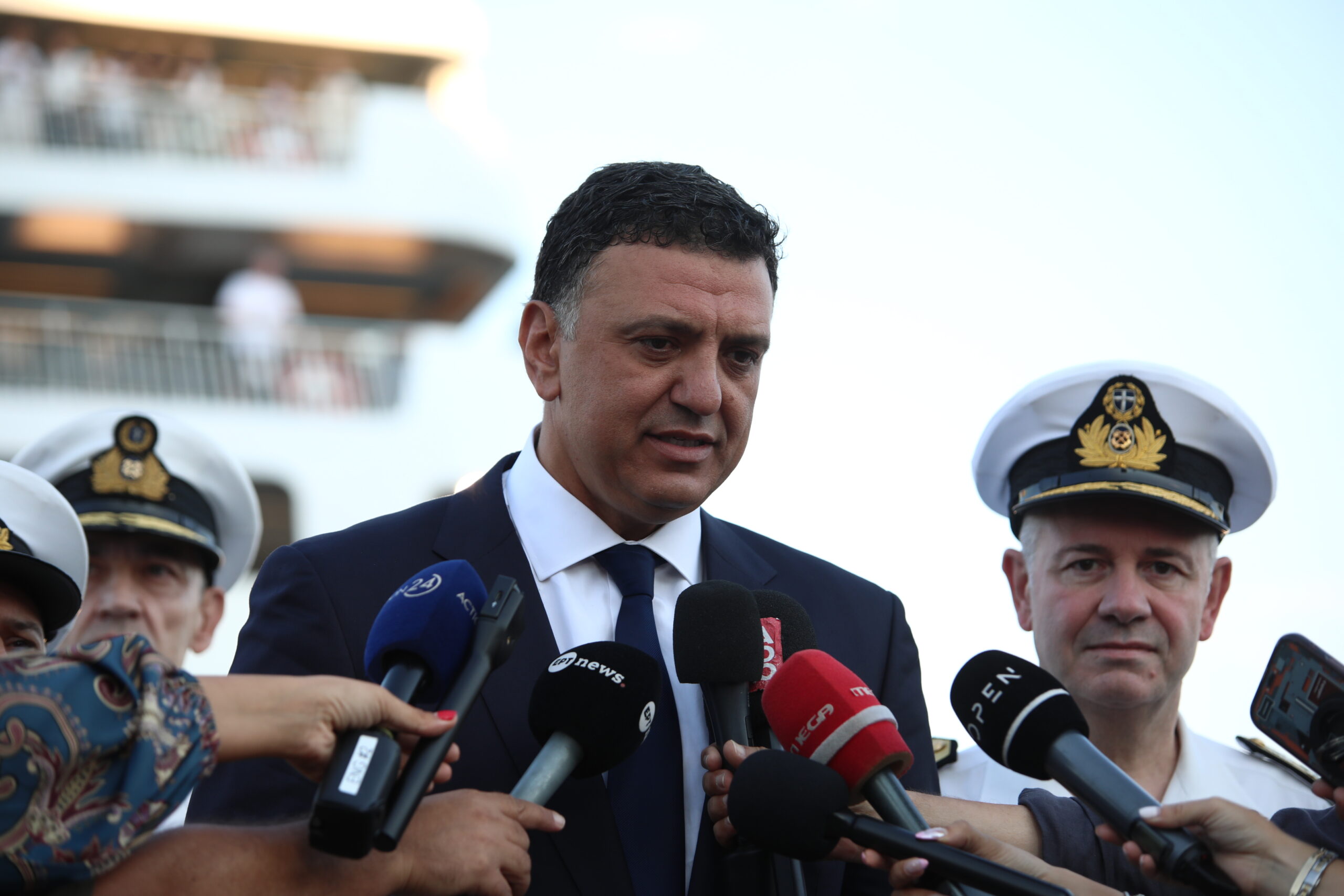 Κικίλιας από το λιμάνι του Πειραιά: «Η ασφάλεια είναι πάνω απ’ όλα – Ακούμε τους λιμενικούς μας» (Βίντεο)