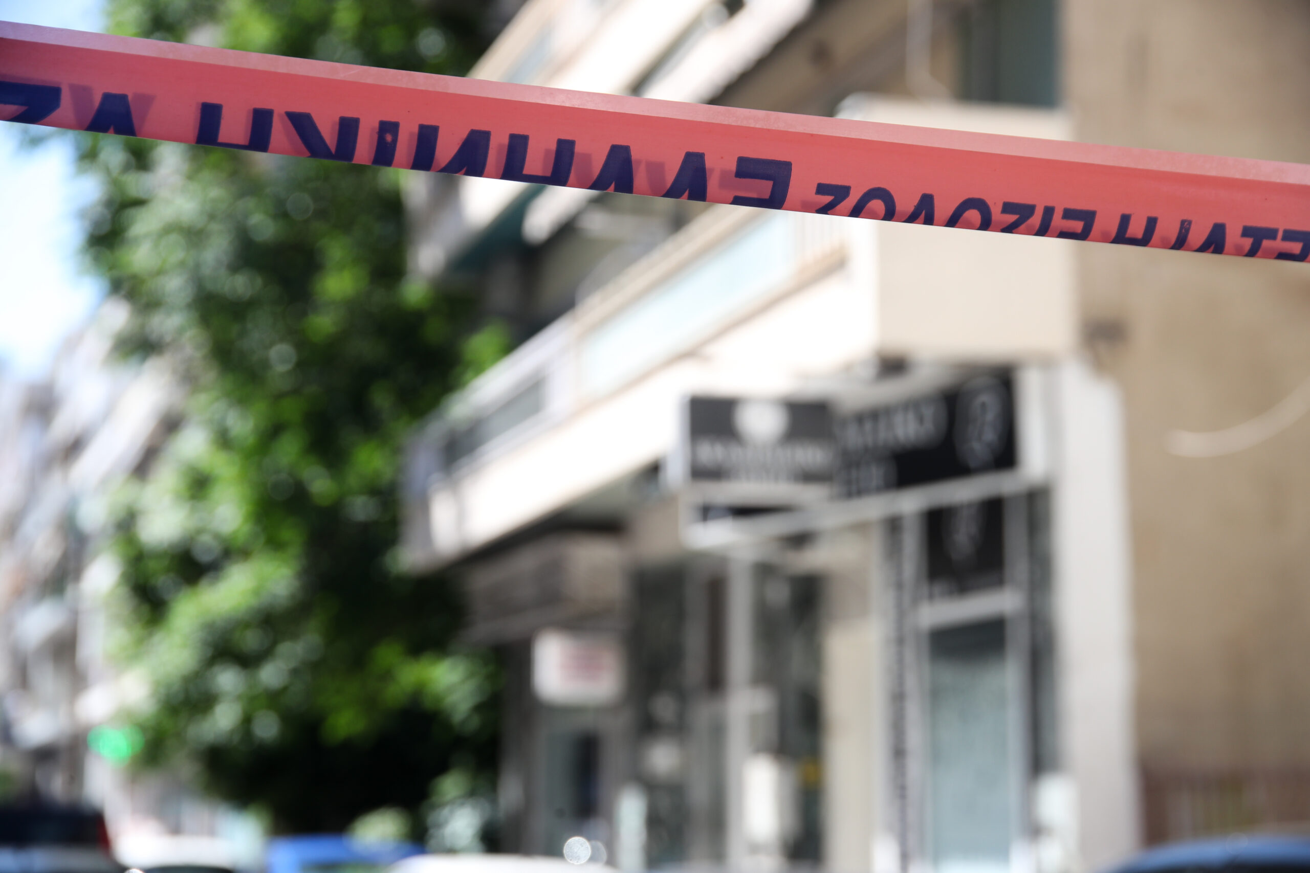 Θρίλερ στον Πειραιά: Νεαρό ζευγάρι βρέθηκε νεκρό σε αυτοκίνητο μέσα σε γκαράζ