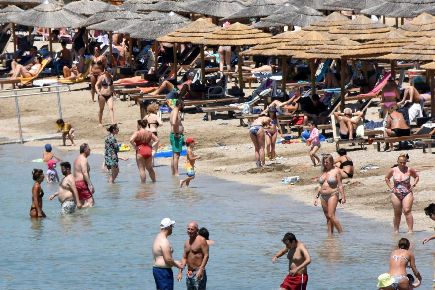 Βίντεο: Γέμισαν οι παραλίες της Αττικής – Στους 35 βαθμούς ο υδράργυρος