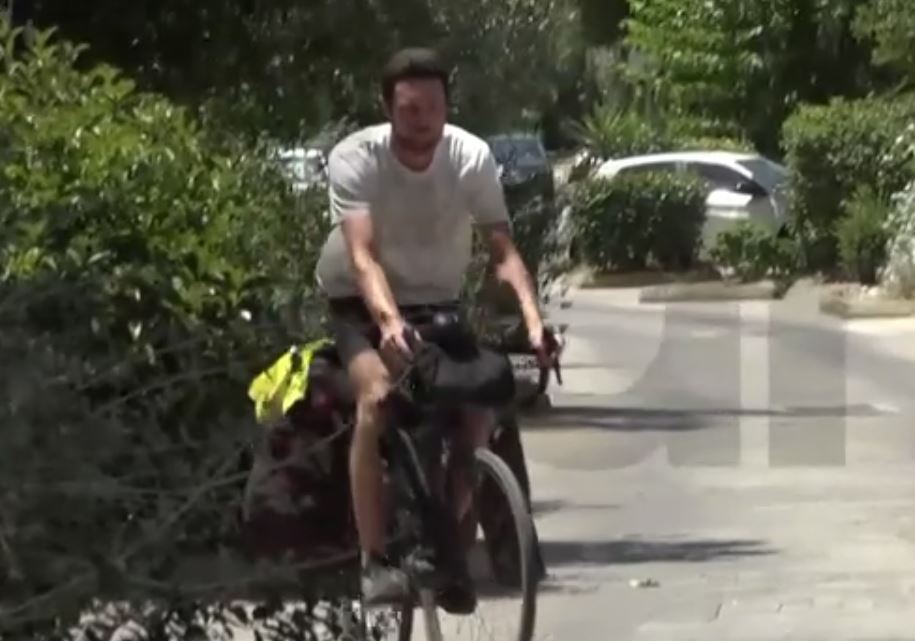Γάλλος ποδηλάτης έκανε τον γύρο της Ευρώπης και τον λήστεψαν στο Μενίδι: «Το GPS με έβαλε σε καταυλισμό Ρομά» (Βίντεο)