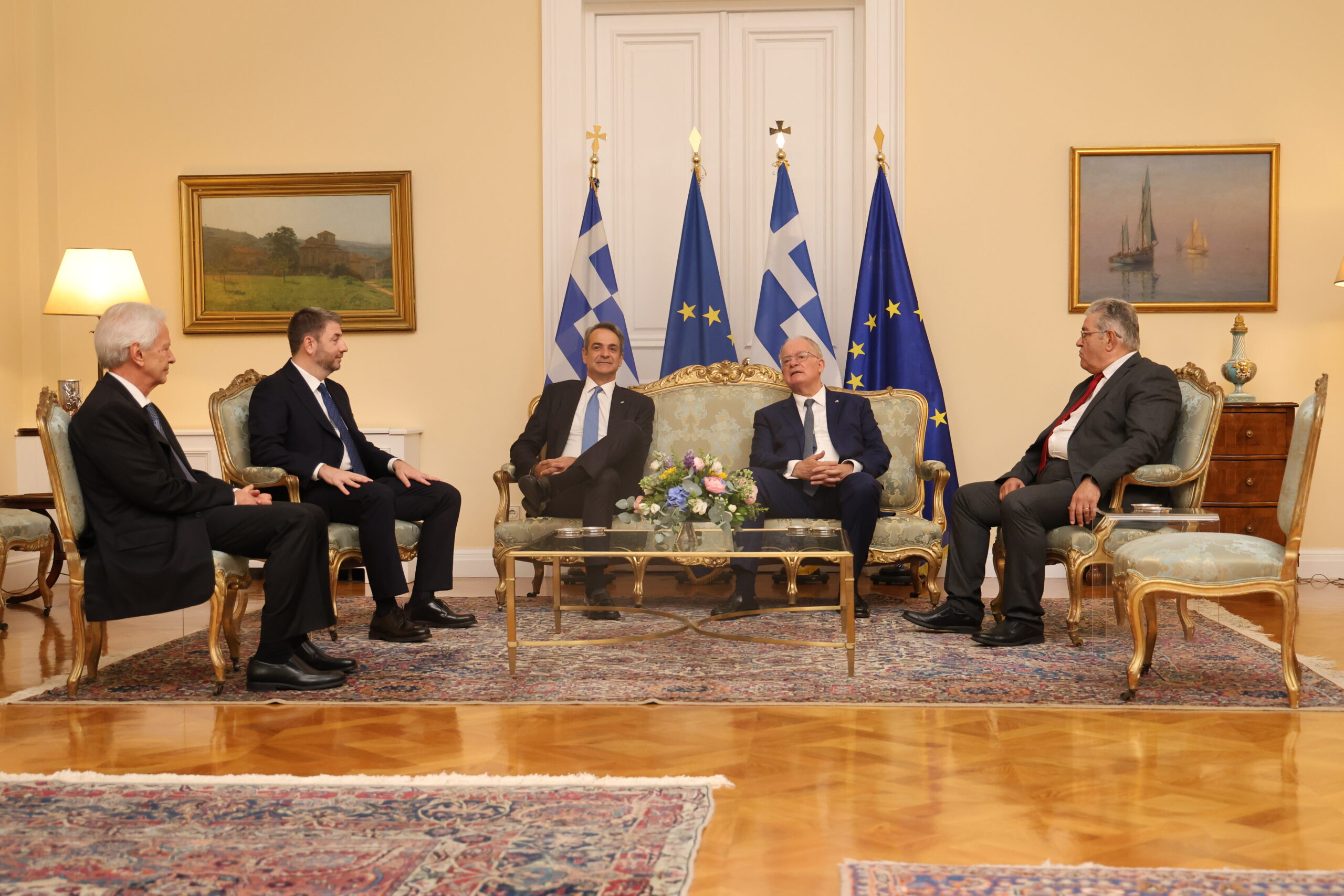 Προεδρικό Μέγαρο: Στο εσωτερικό η δεξίωση για την 52η επέτειο από την Aποκατάσταση της Δημοκρατίας (Βίντεο & Φωτό)