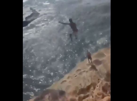 Δευτερόλεπτα τρόμου στο Σαν Ντιέγκο: Νέο βίντεο καταγράφει το φρικτό ατύχημα του 17χρονου στα βράχια