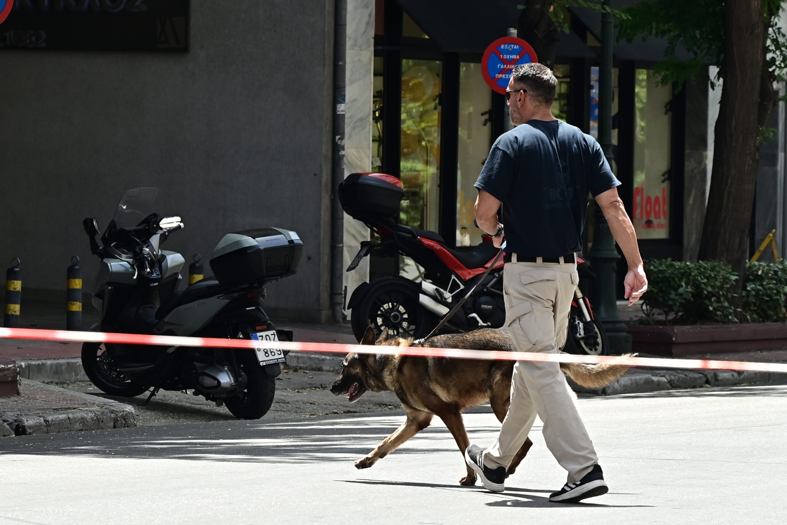 Φάρσα το τηλεφώνημα για βόμβα στην γαλλική πρεσβεία- Αποκαταστάθηκε η κυκλοφορία (Βίντεο)