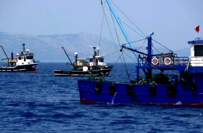 Παράνομη αλιεία από τουρκικές μηχανότρατες στο Αιγαίο – Βίντεο ντοκουμέντο