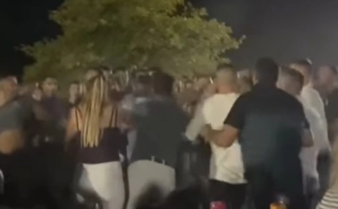Άγριο ξύλο σε πανηγύρι με τη Γωγώ Τσαμπά να τραγουδά «Καγκέλια» – «Ρε παιδιά, έλεος!» (Βίντεο)